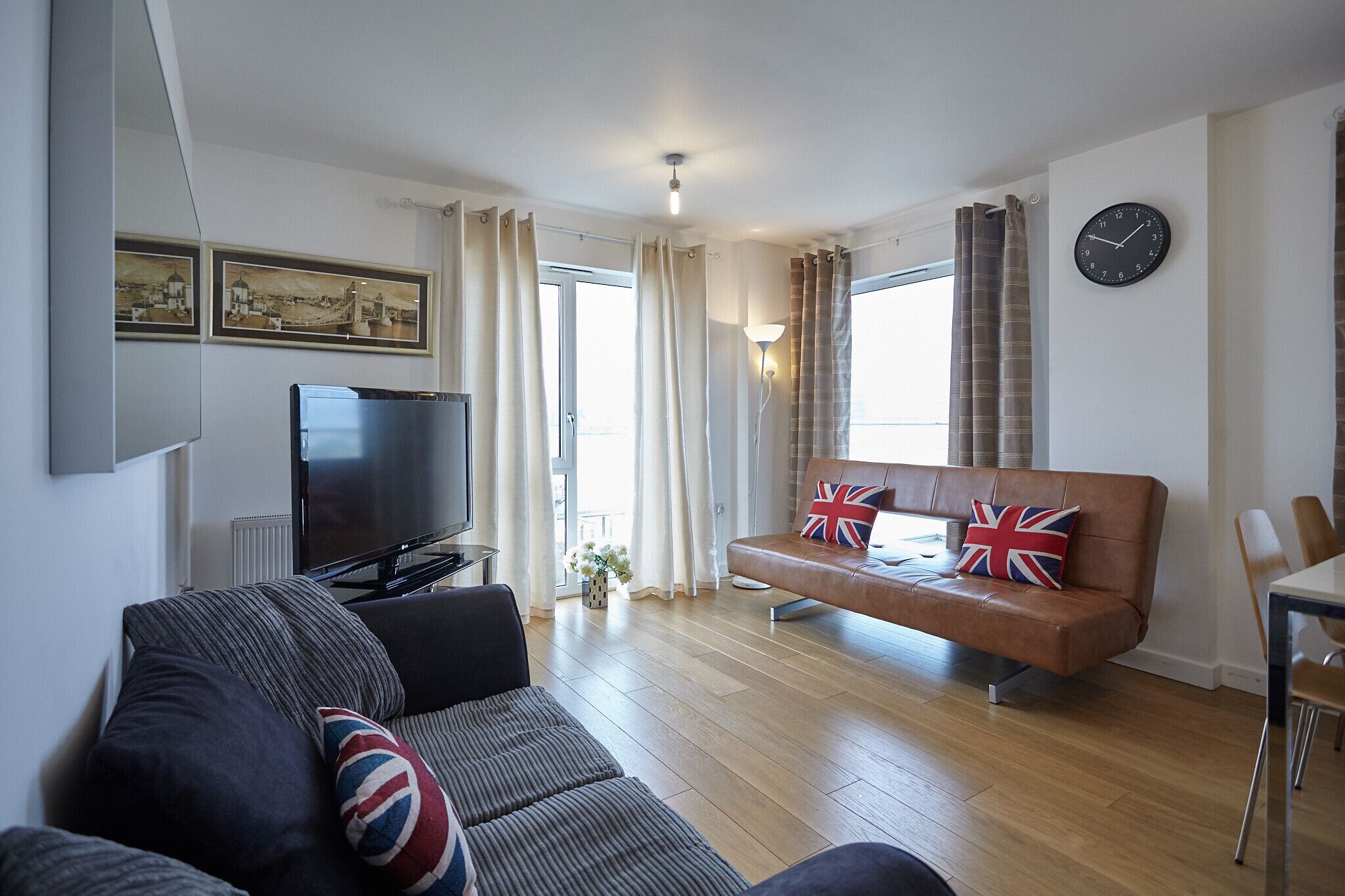 Modern riverside 2 BR apartment 0110