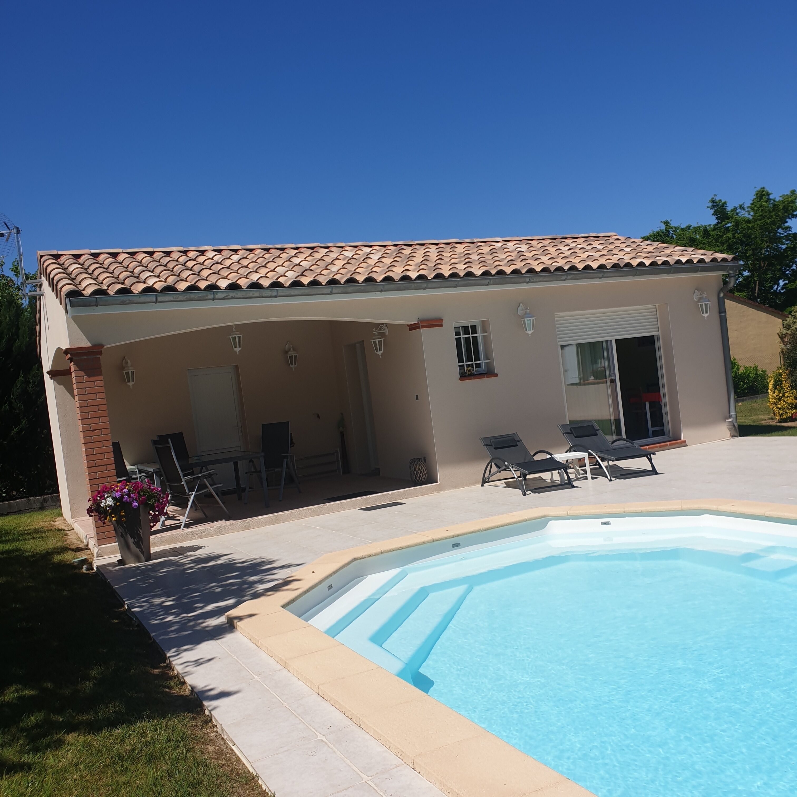 MAISONNETTE-STUDIO 2 PEOPLE IN GARDEN - TOULOUSE