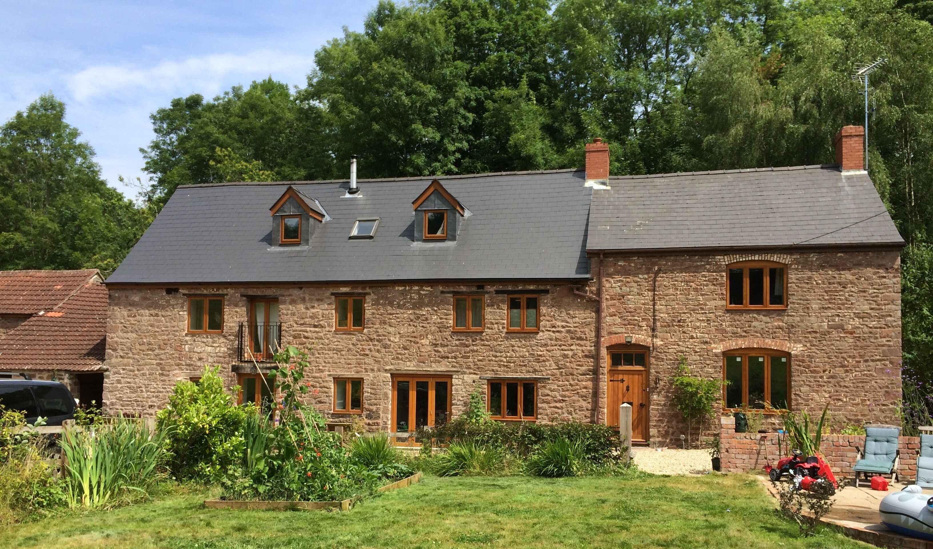 2 self  contained bedrooms with private garden in beautiful old mill.