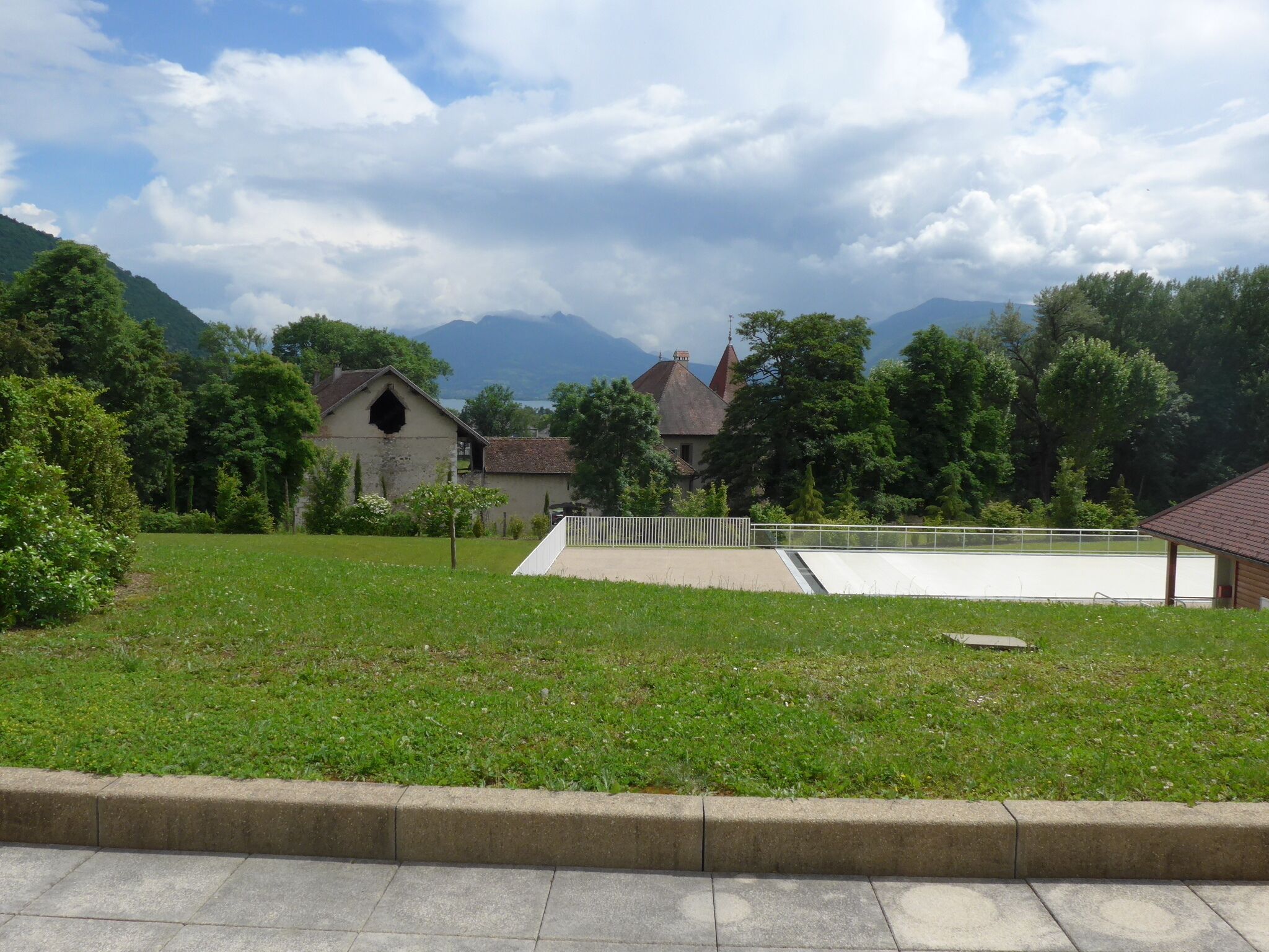 Magnificent apartment near lake with swimming pool