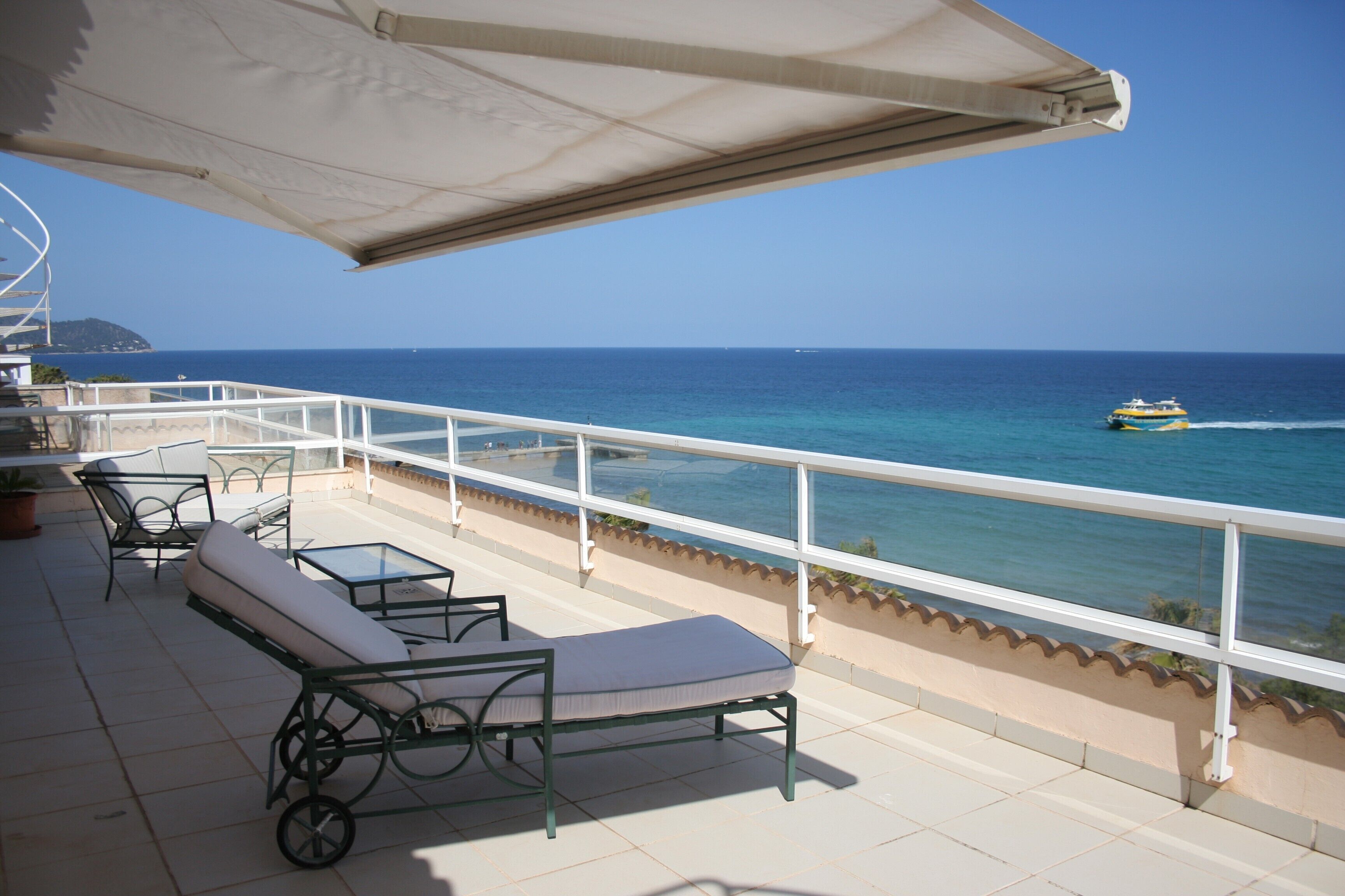 Comfortable penthouse apartment with 225m², stunning views, right on the beach