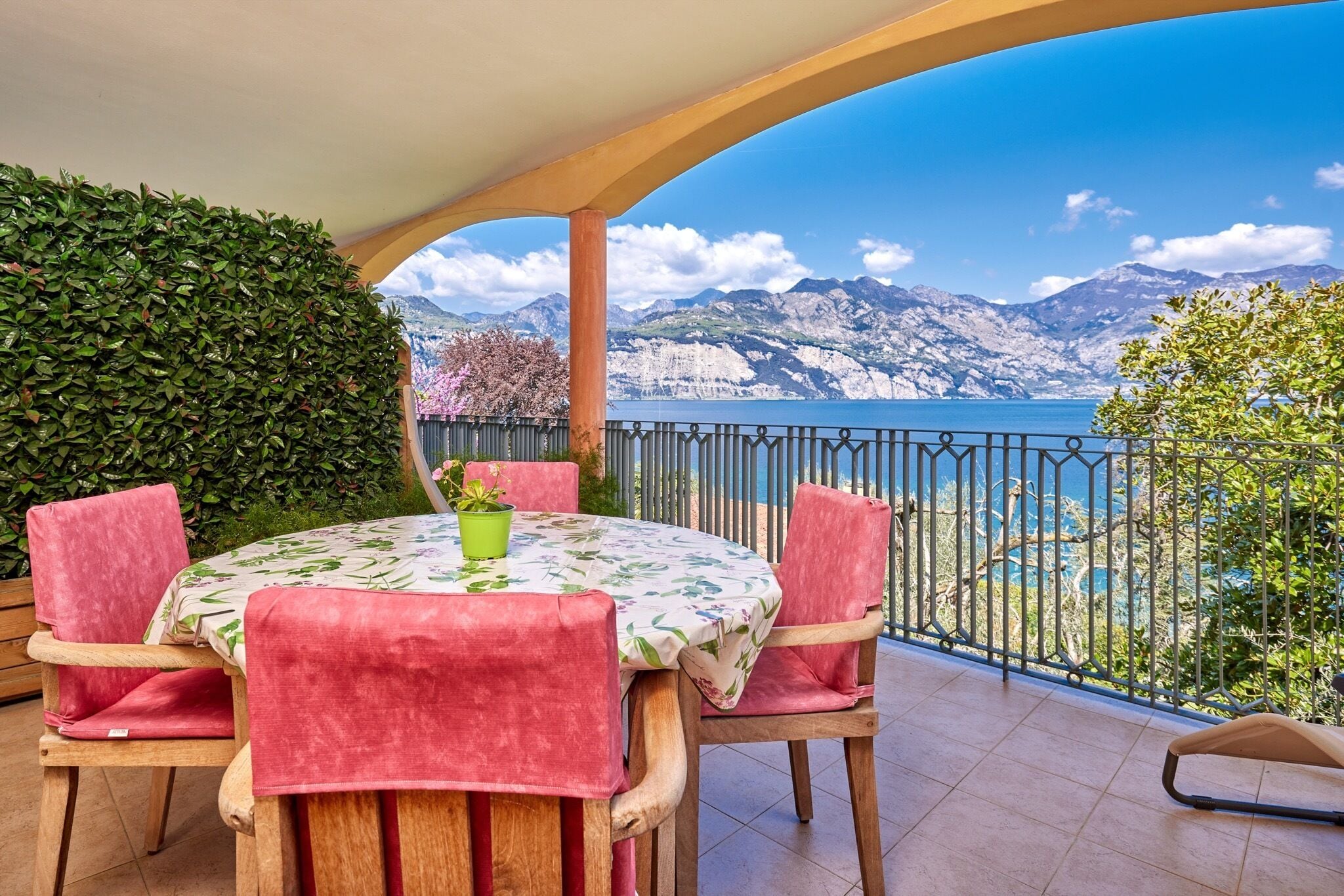 Residenza Villa Sopri - right on the lake, with a beautiful garden and pool