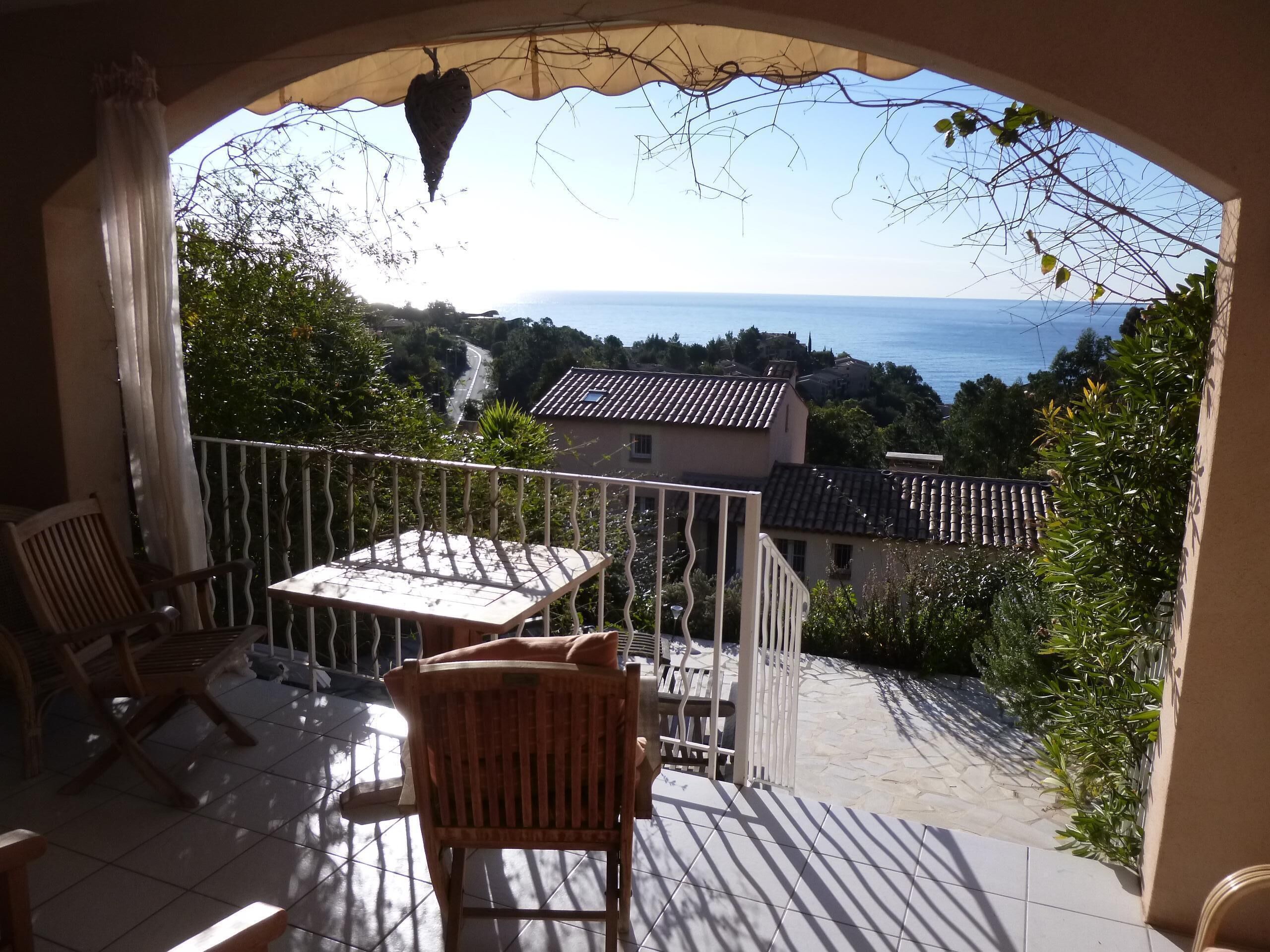 2 bedroom apartment with sensational sea views facing south, close to the beach.