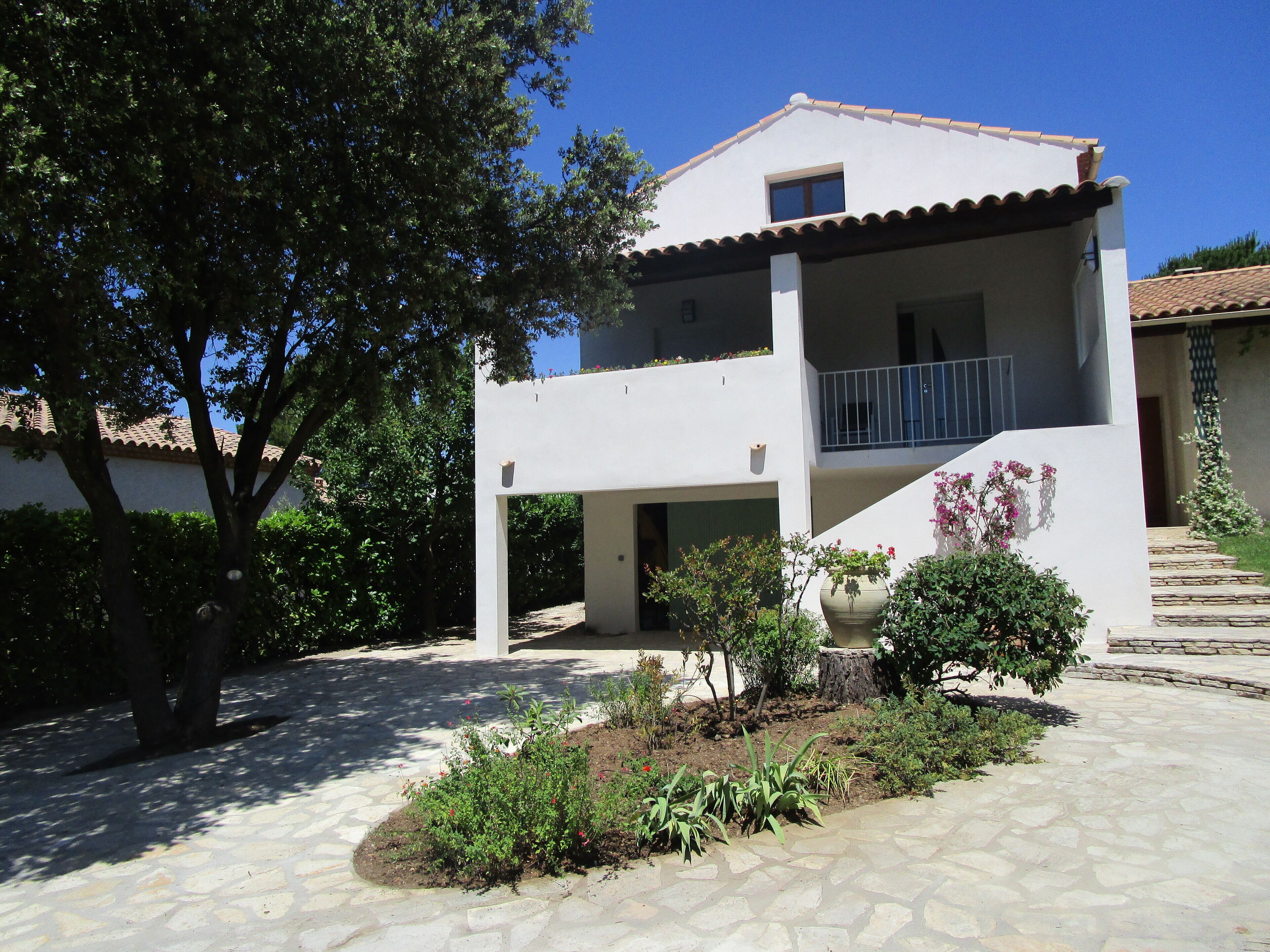 T3 shaded terrace apartment in a small village 20 minutes from the beaches