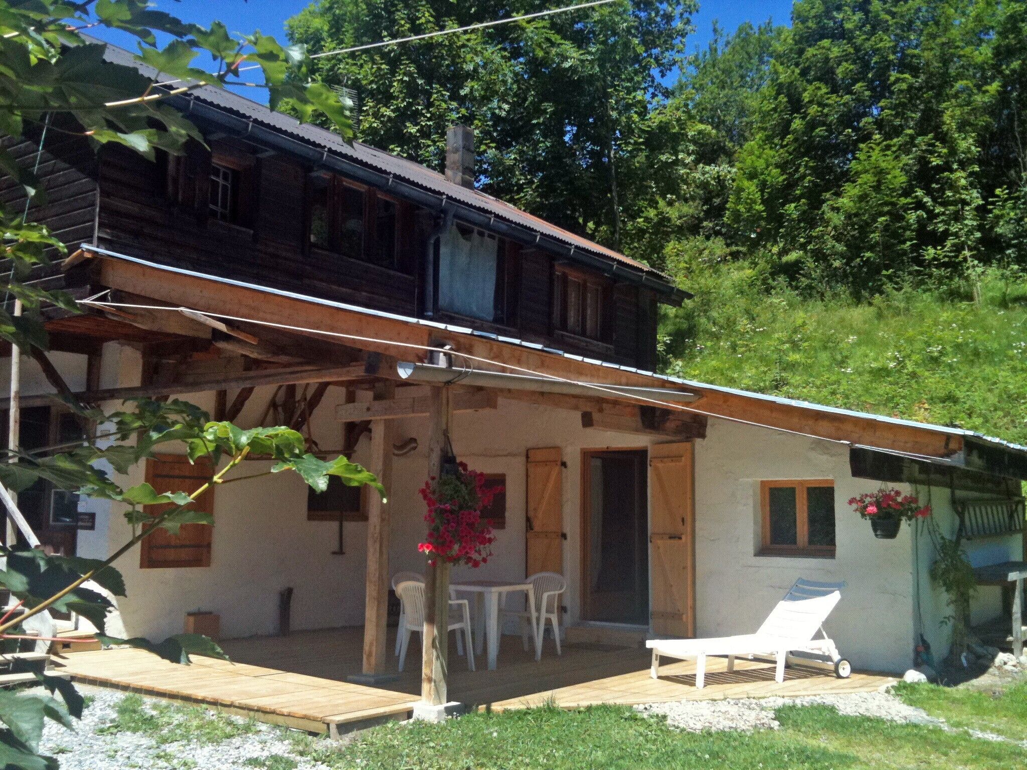 Small charming T3 for 4 people - Terrace sheltered in RdJ of chalet - South slope, 100m from a ski bus stop