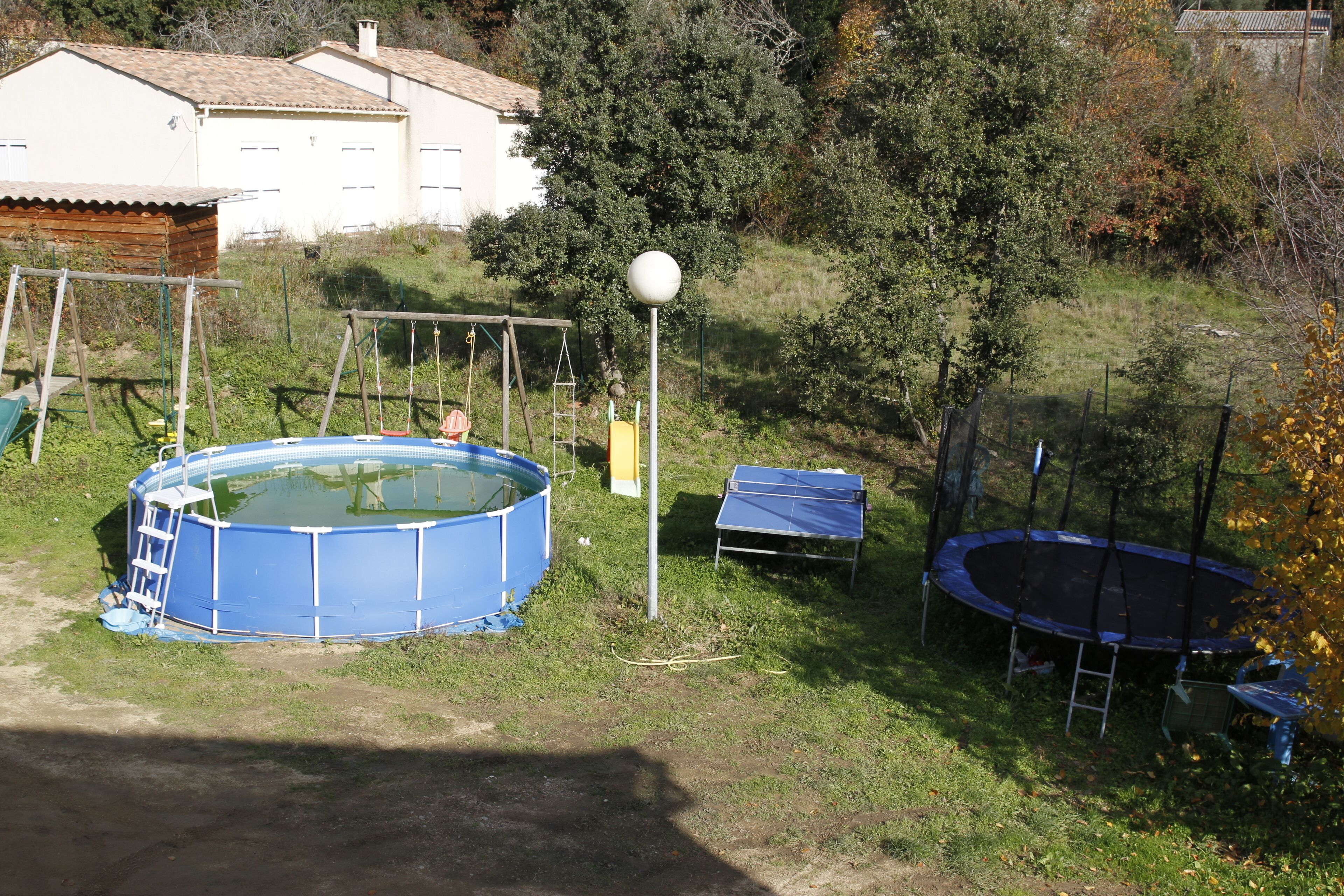 HOUSE SEPARATE IN TWO ON 2000 M2 CALM LAND SWIMMING POOL