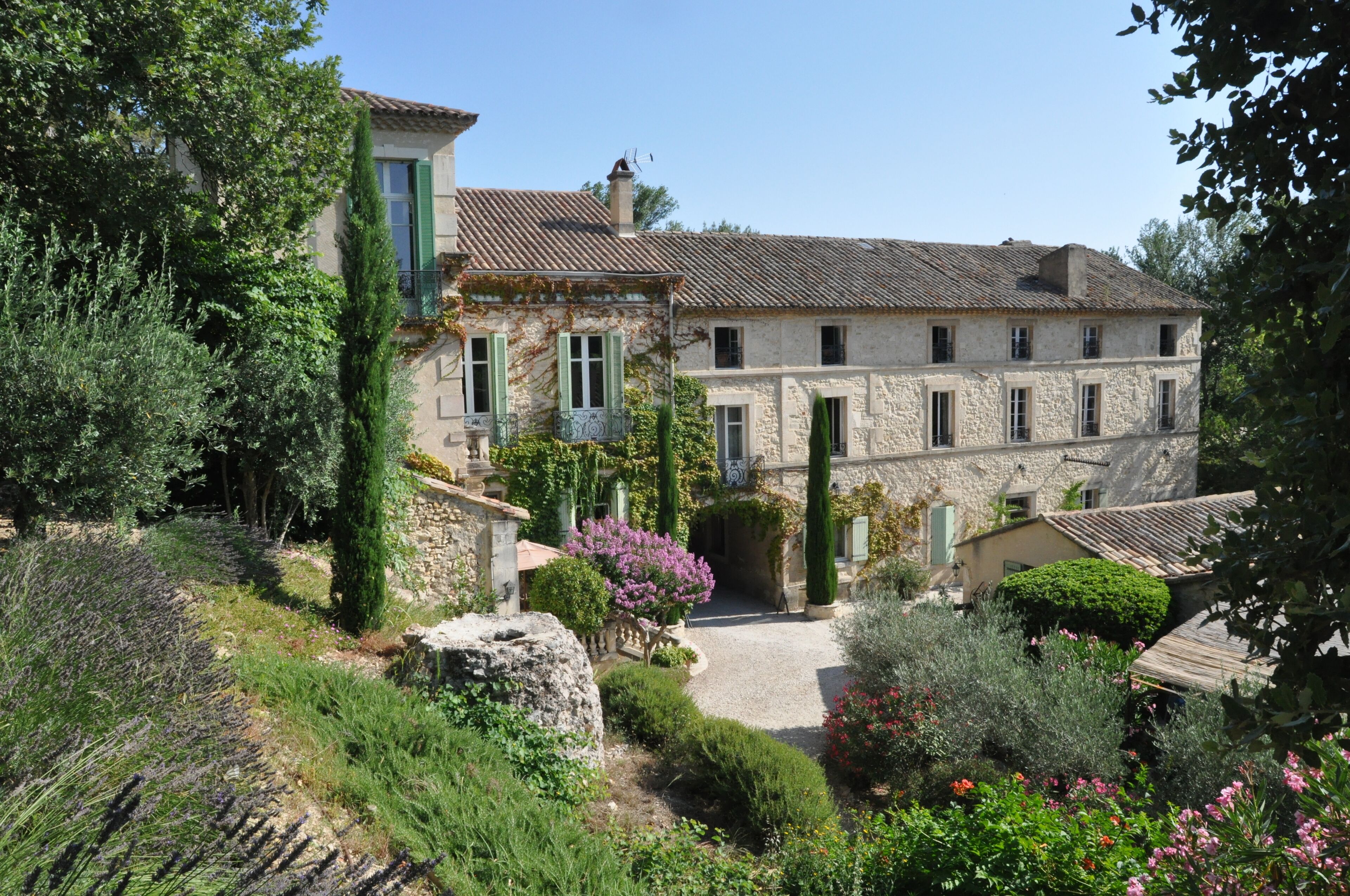Charming 2 bedroom, 2 bath in Provencal Chateau -heart of Provence