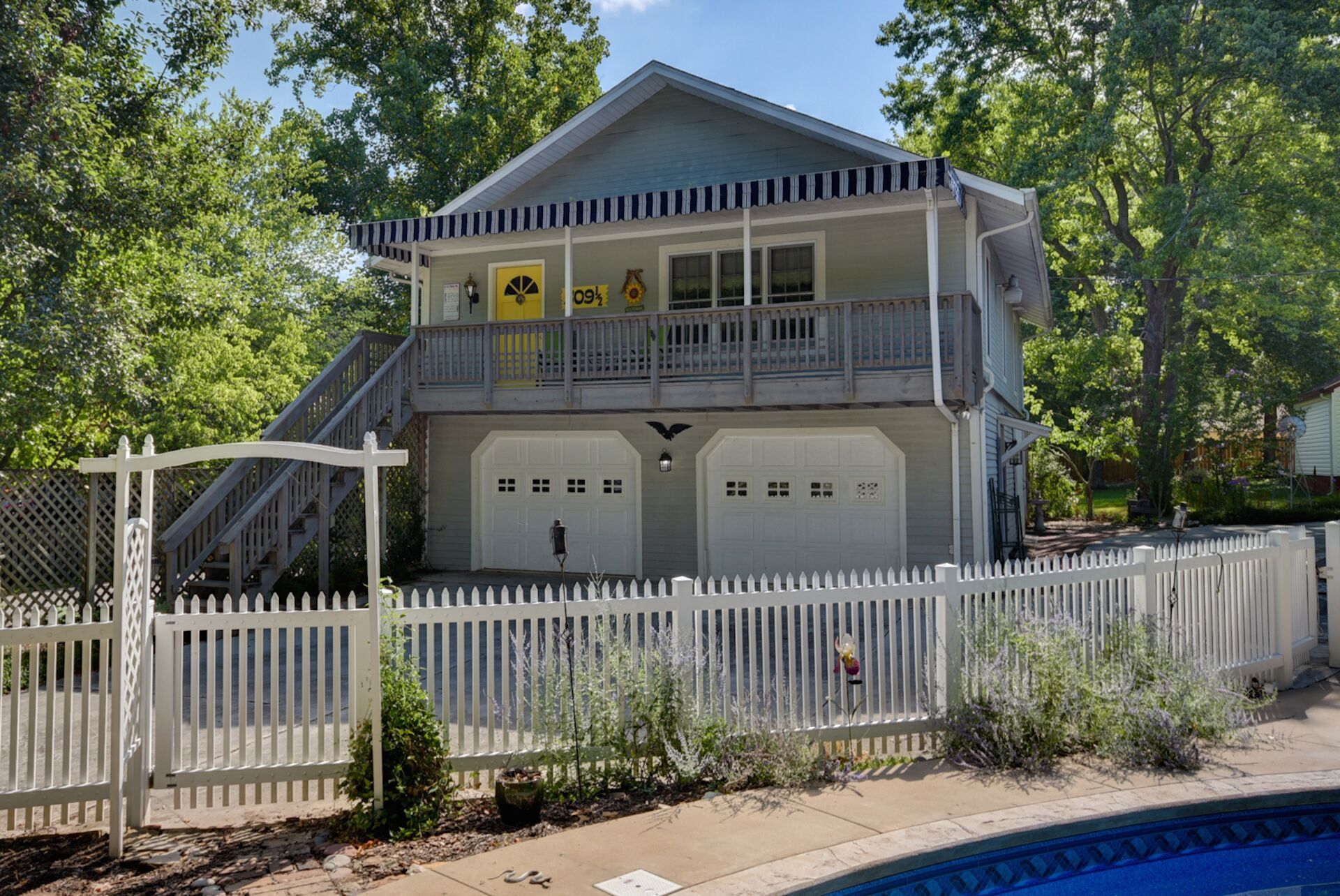 Conveniently located charming carriage house in historic neighborhood.