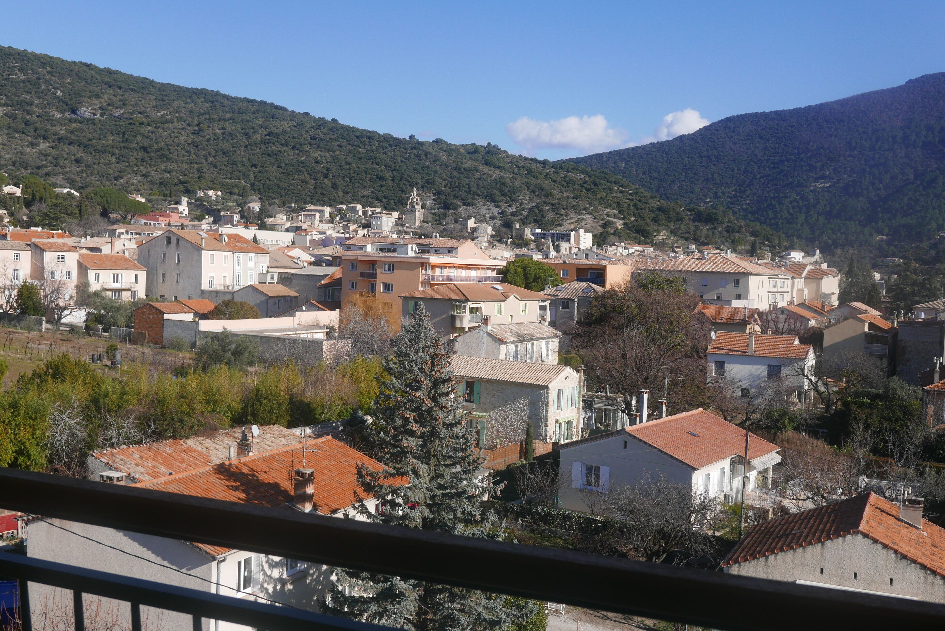 beautiful, spacious and bright apartment with balcony and terrace facing south west