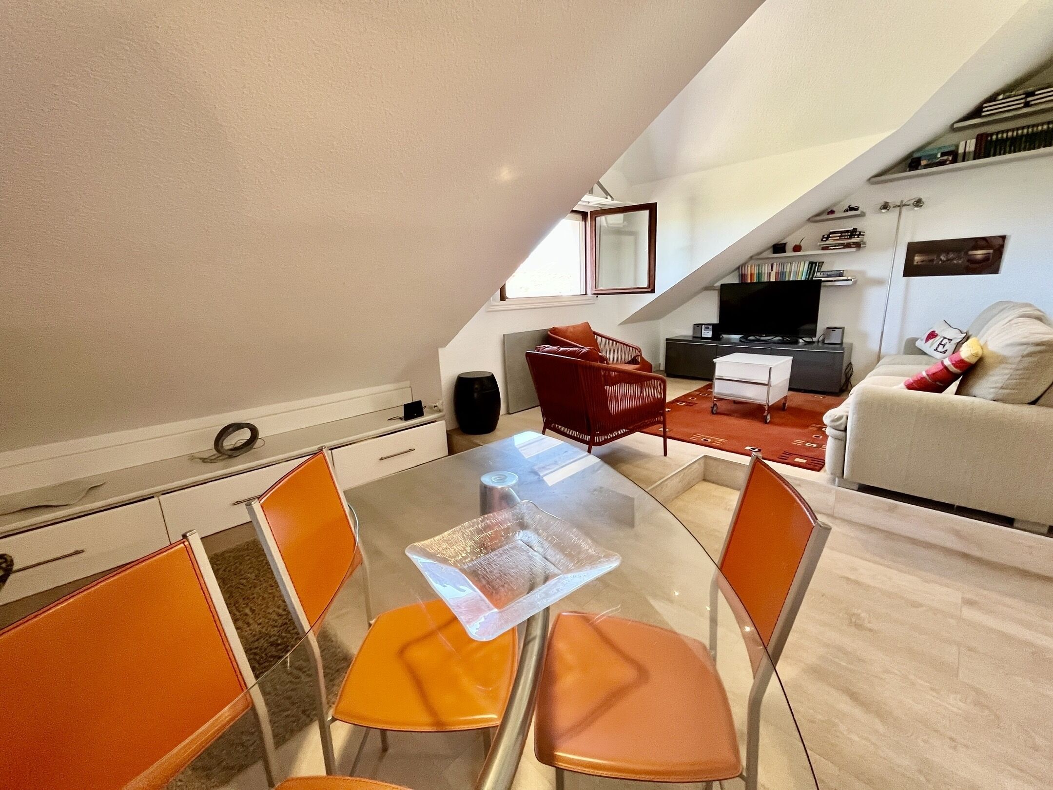 Beautifull  and calm beach apartment with sea views, beach just in front