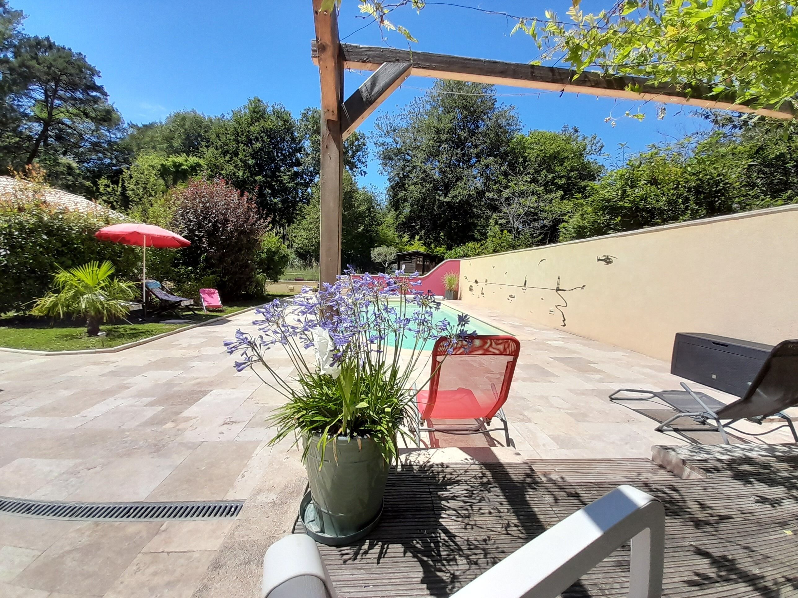 Independent room with swimming pool