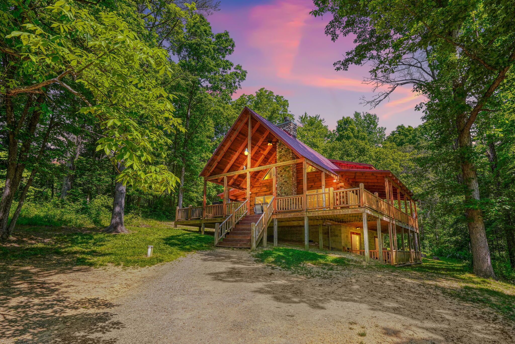 Gorgeous hilltop lodge with 5 br and 3.5 ba near Rock House!