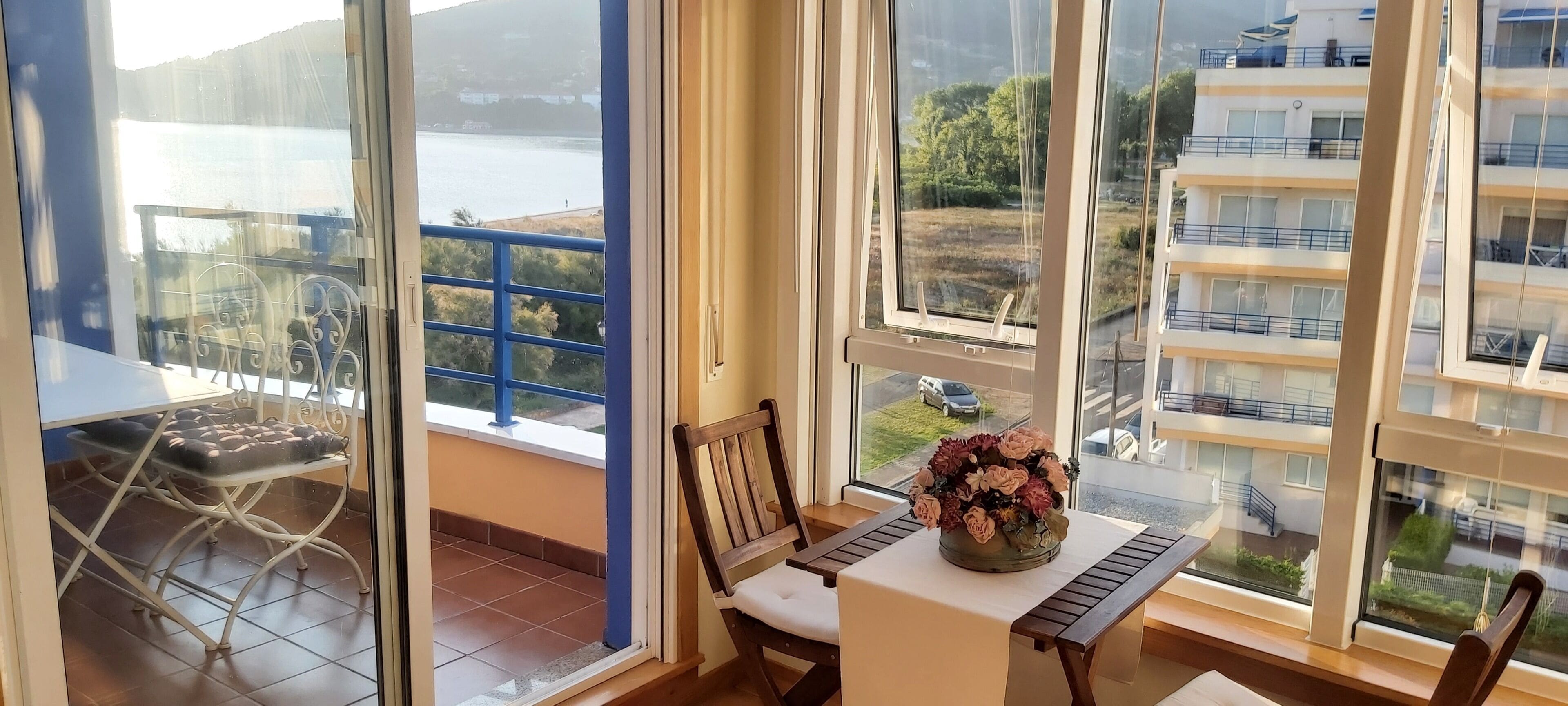 Beautiful apartment on the beach front with sea views