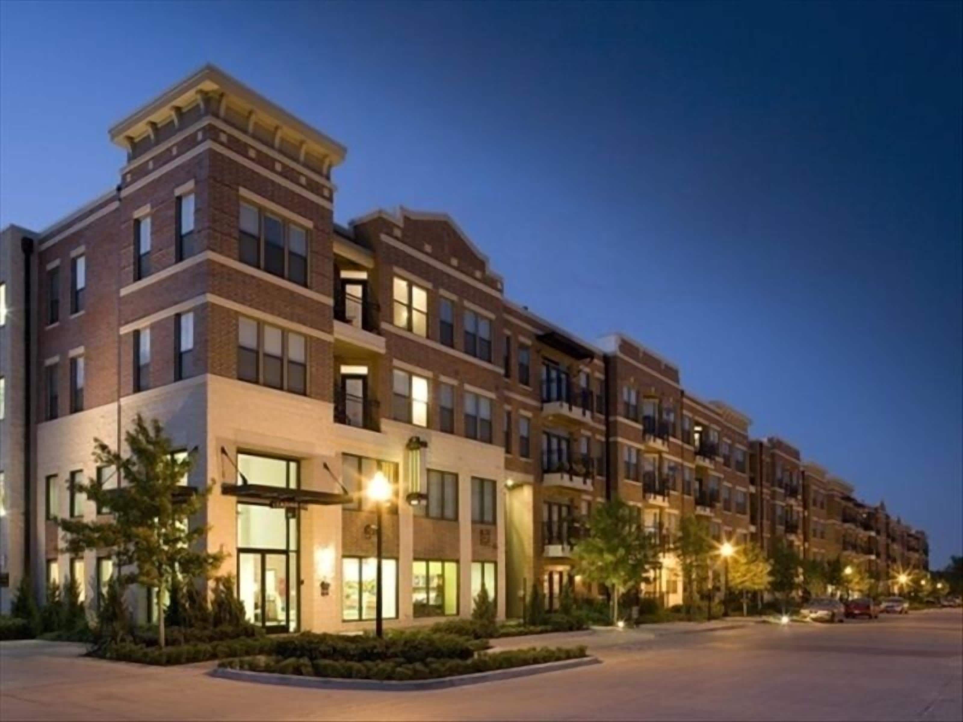 Pied-à-terre with Beautiful Skylines & Uptown Living in Ft. Worth