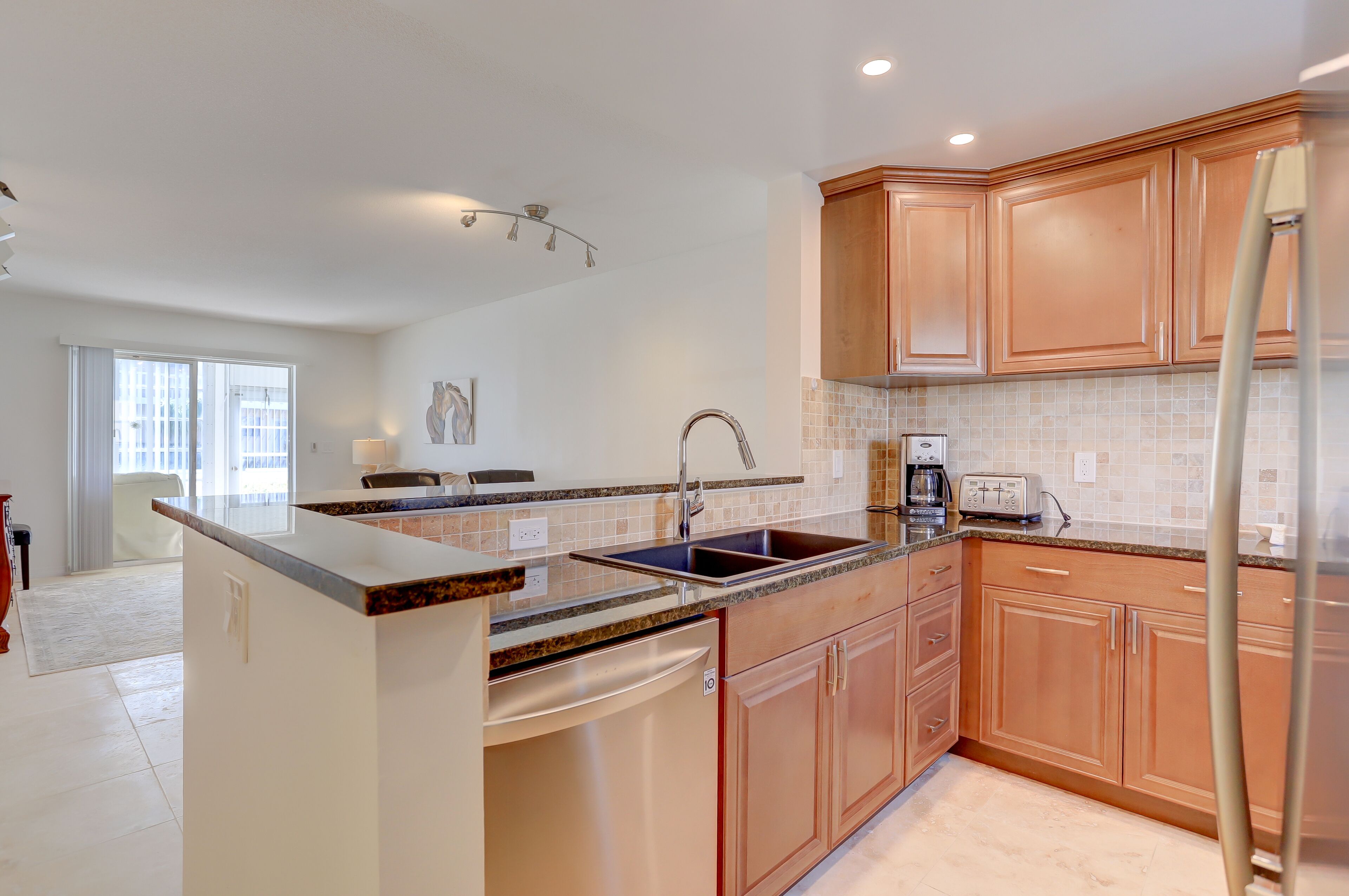 Great Deal in Boynton Beach , Heated Pool & 5 Min Away From the Beach