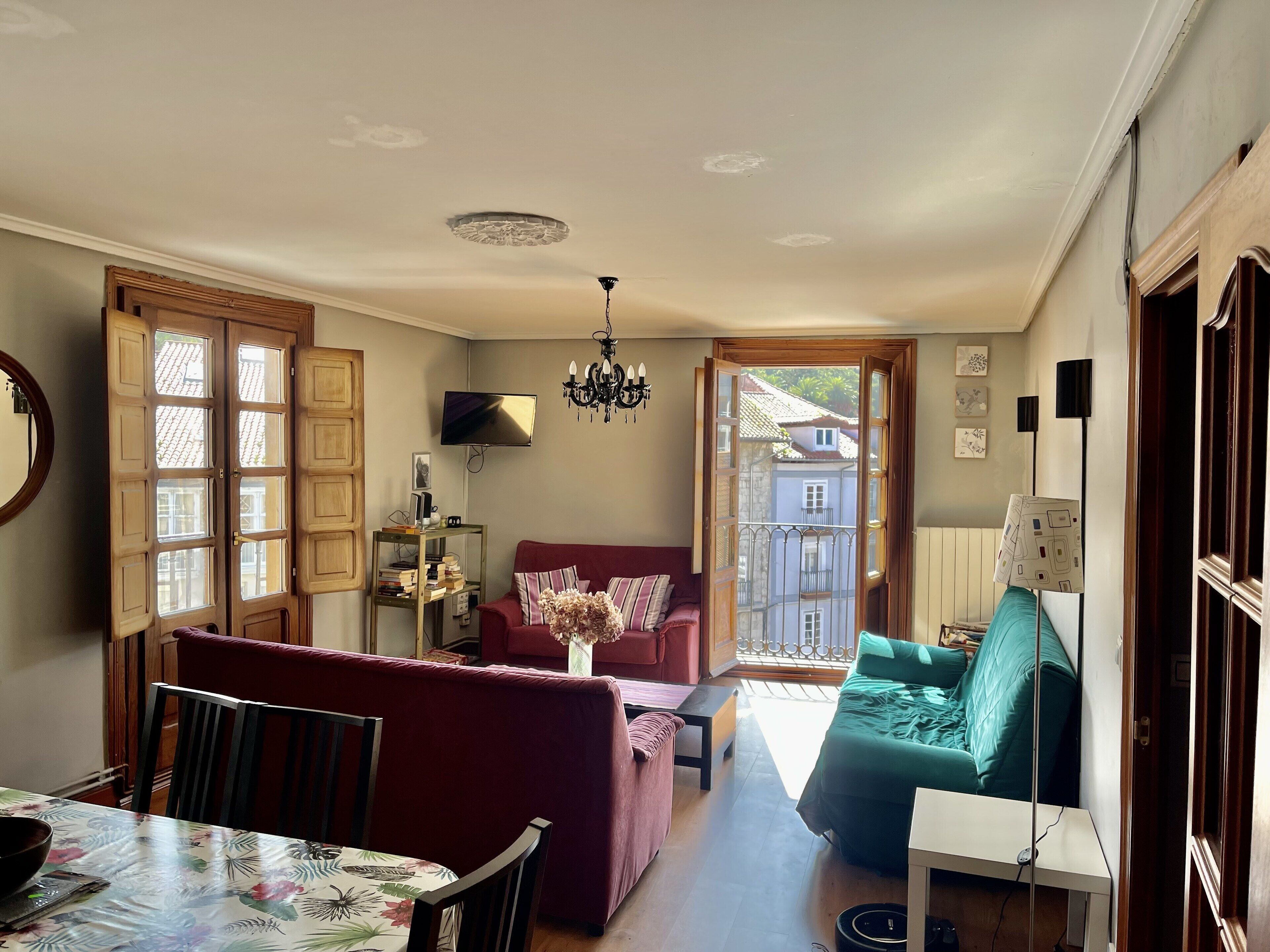 LAREDO Spacious light, bright  3 bedroom apartment. Walk to the large sandy bay.