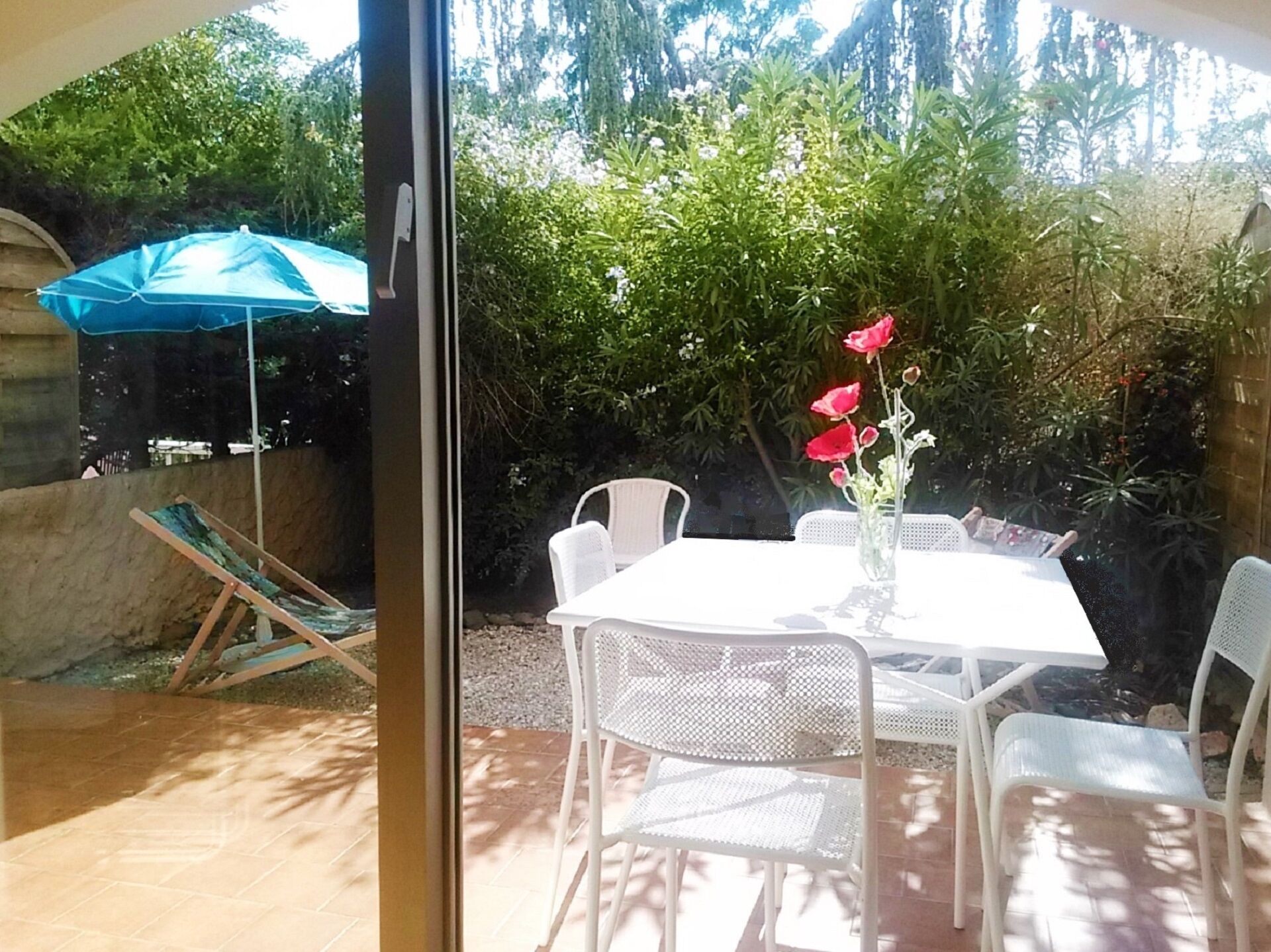 PRETTY CALM APARTMENT with PRIVATE GARDEN Beaches, shopping, pinewood on foot