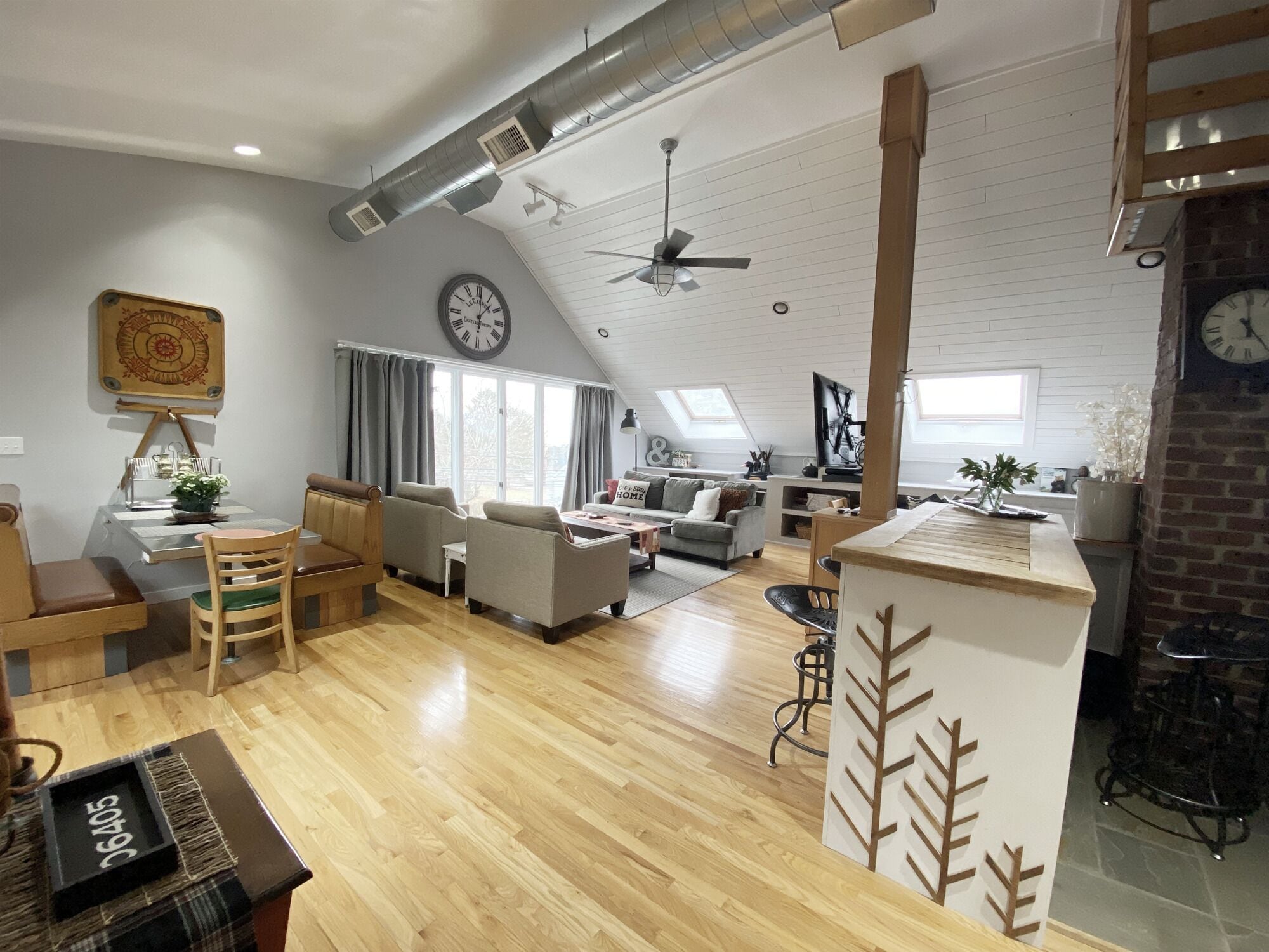 Unique, refined-rustic suite in Stony Creek village.