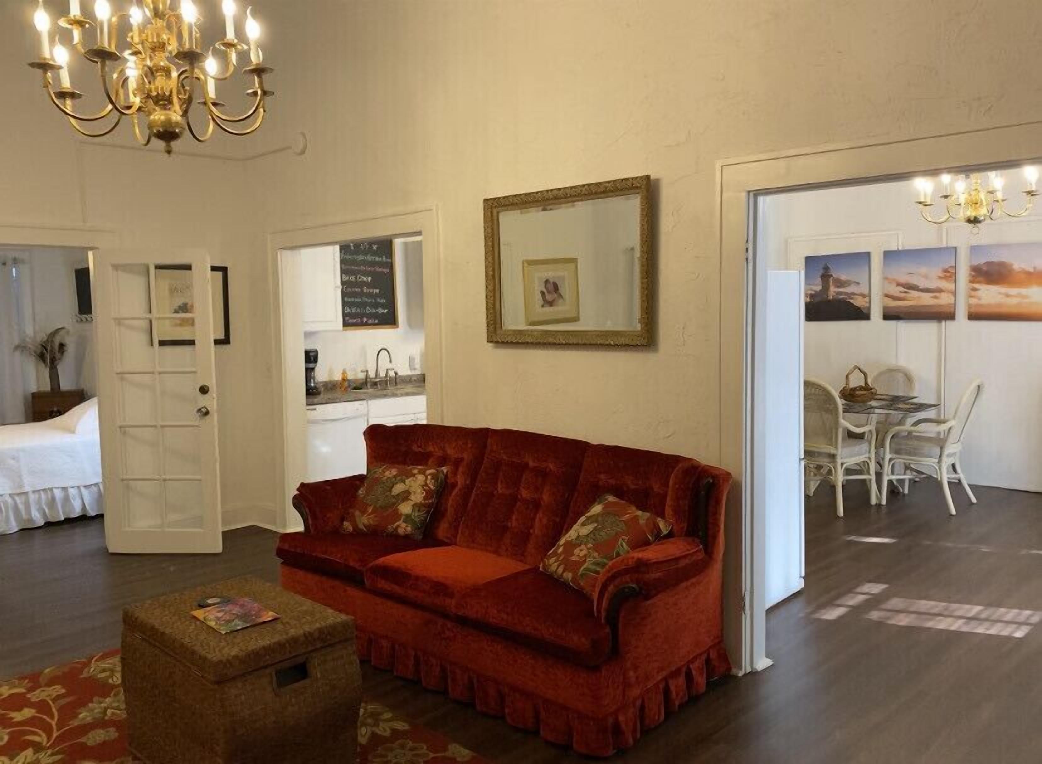 Spacious 1/1 apartment near Stetson, sky diving, river, springs, racing, beaches