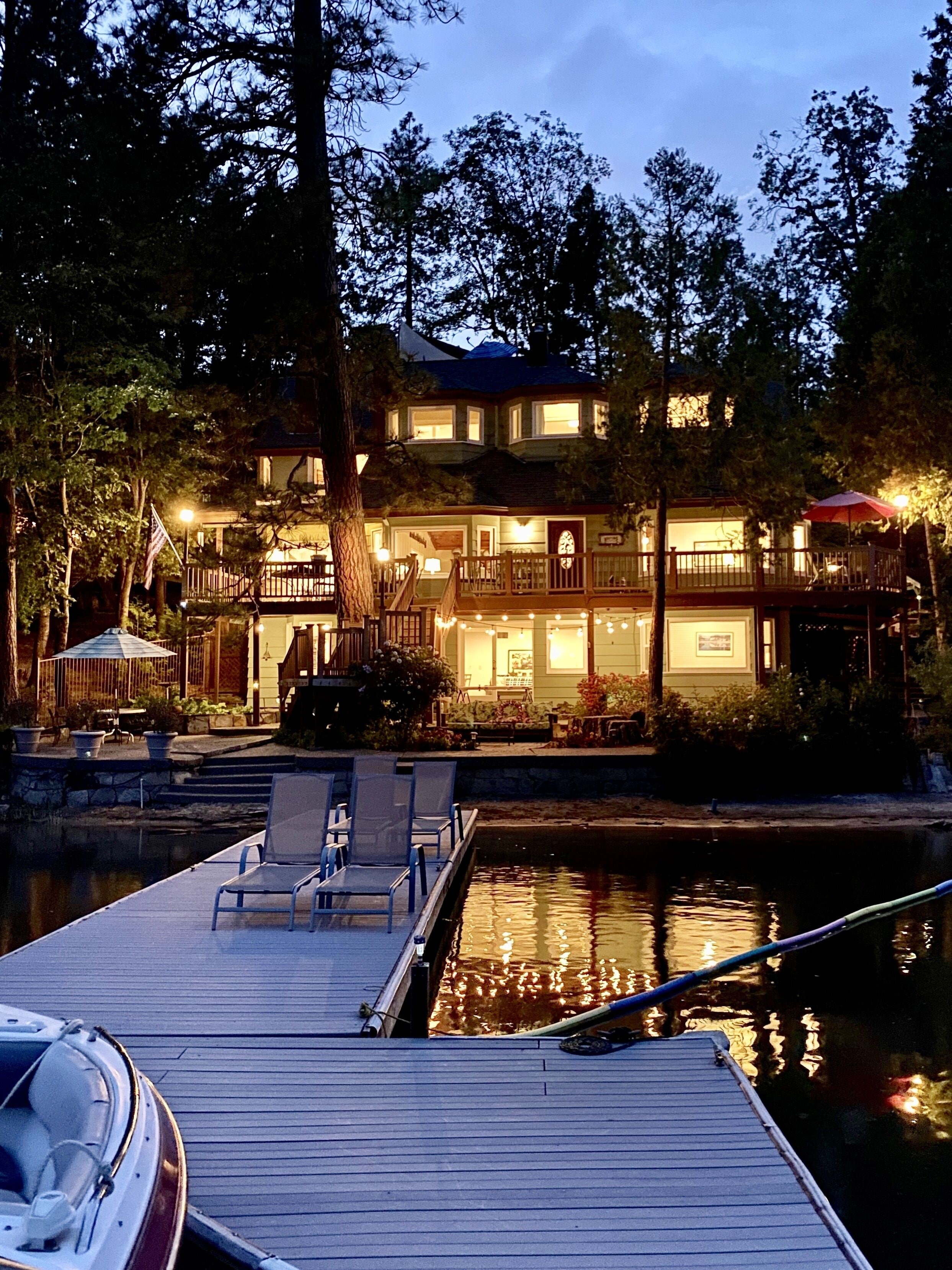 Willow Cove Lodge-6 bd/4 bath, lakefront & dock. 19 miles to  Yosemite entrance.
