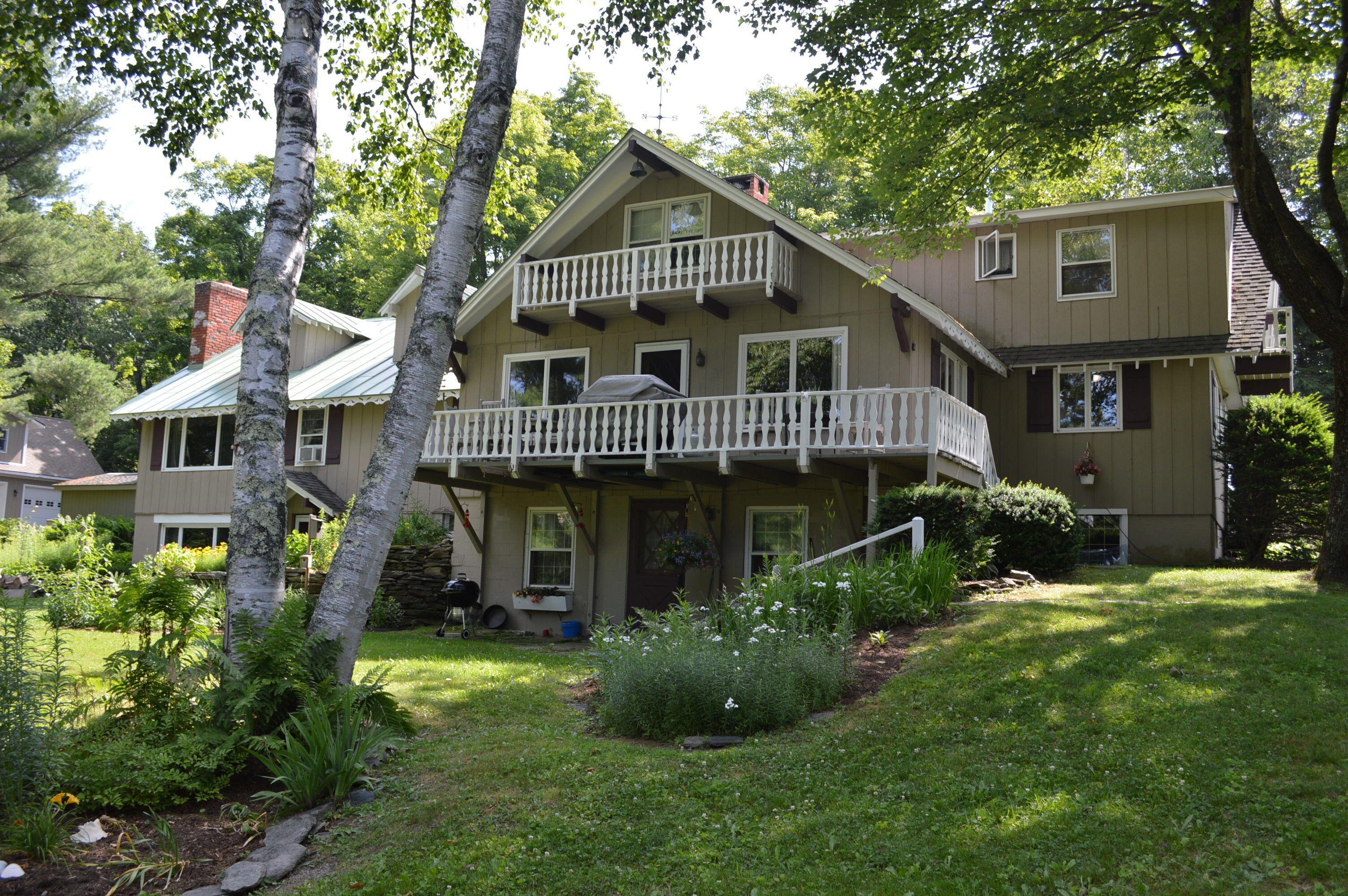 Cozy BnB with 9 rooms in 6 units. Cost is for 8 in 3 rooms/suites