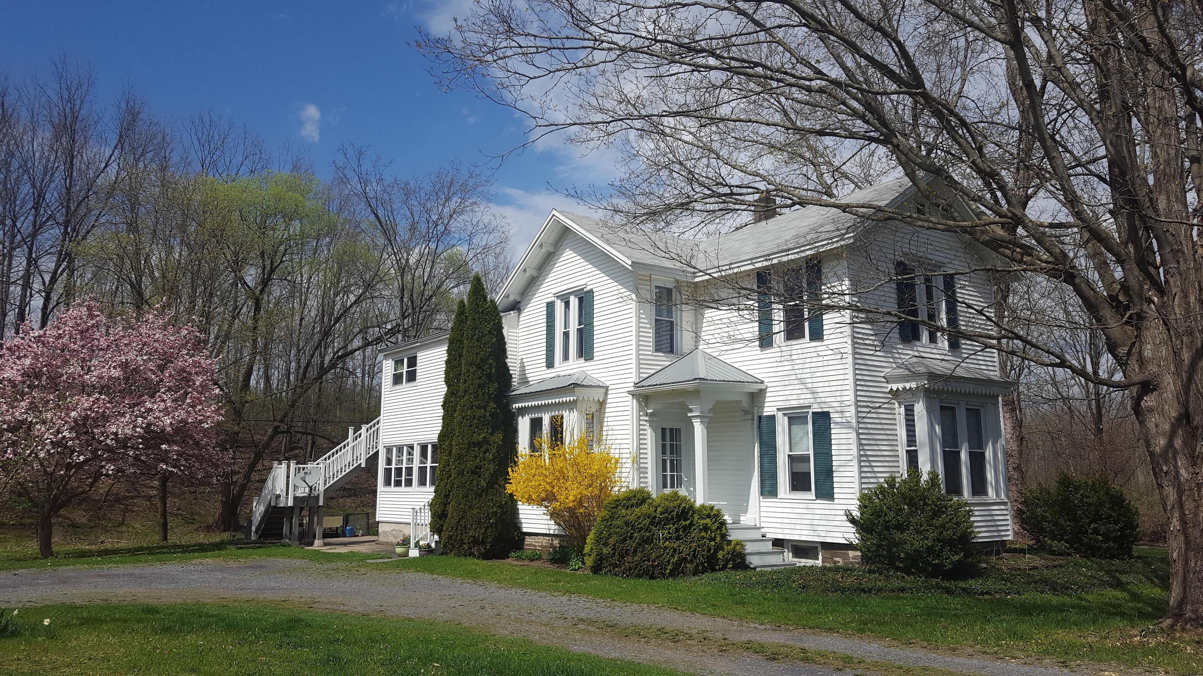Apt. retreat near lake and 215' waterfall, peaceful, lovely gardens. 