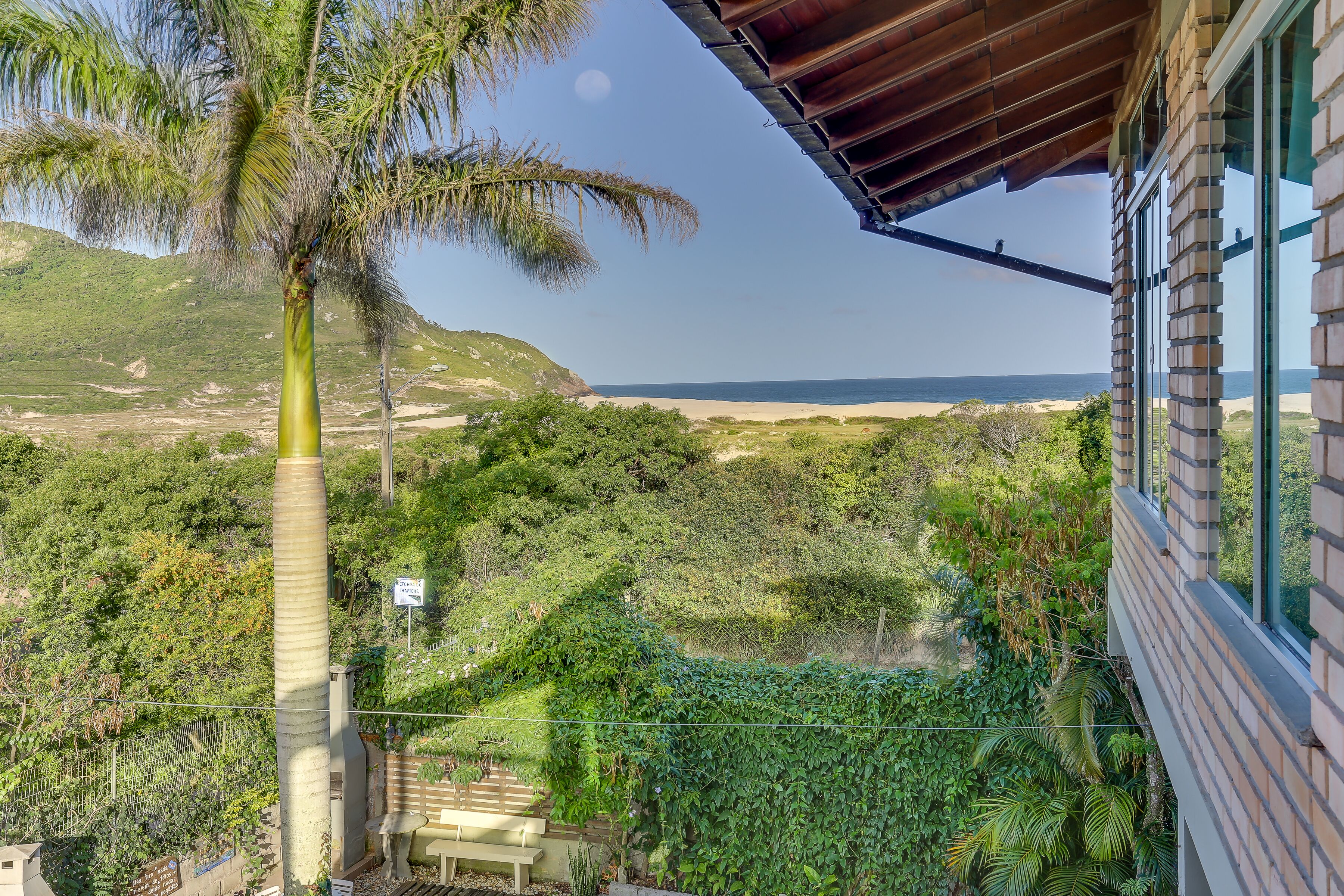 Penthouse overlooking Santinho Beach, 500m from the sea, We accept Pets