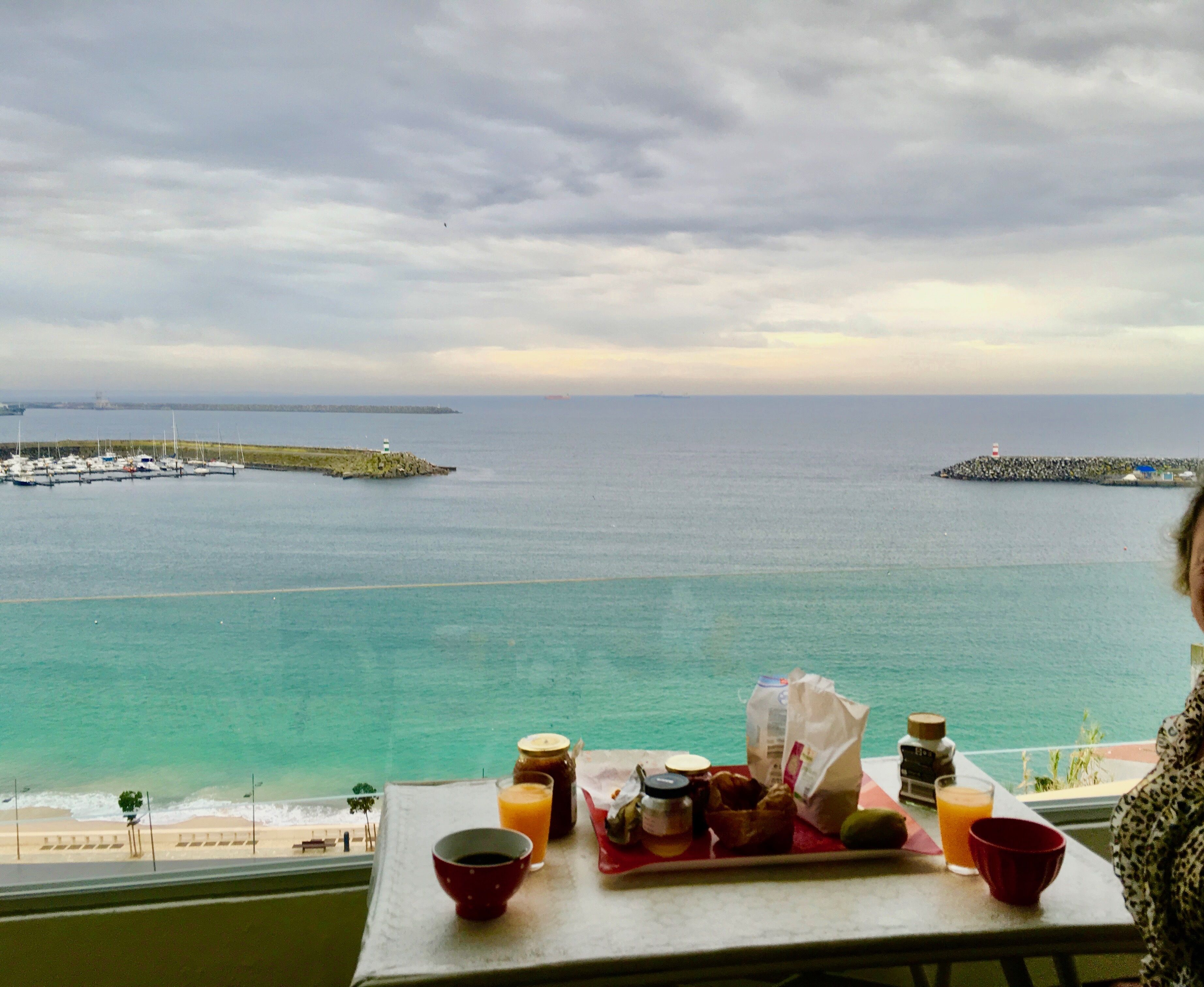 Beautiful bright duplex facing the sea and the beach at your feet, fishing port