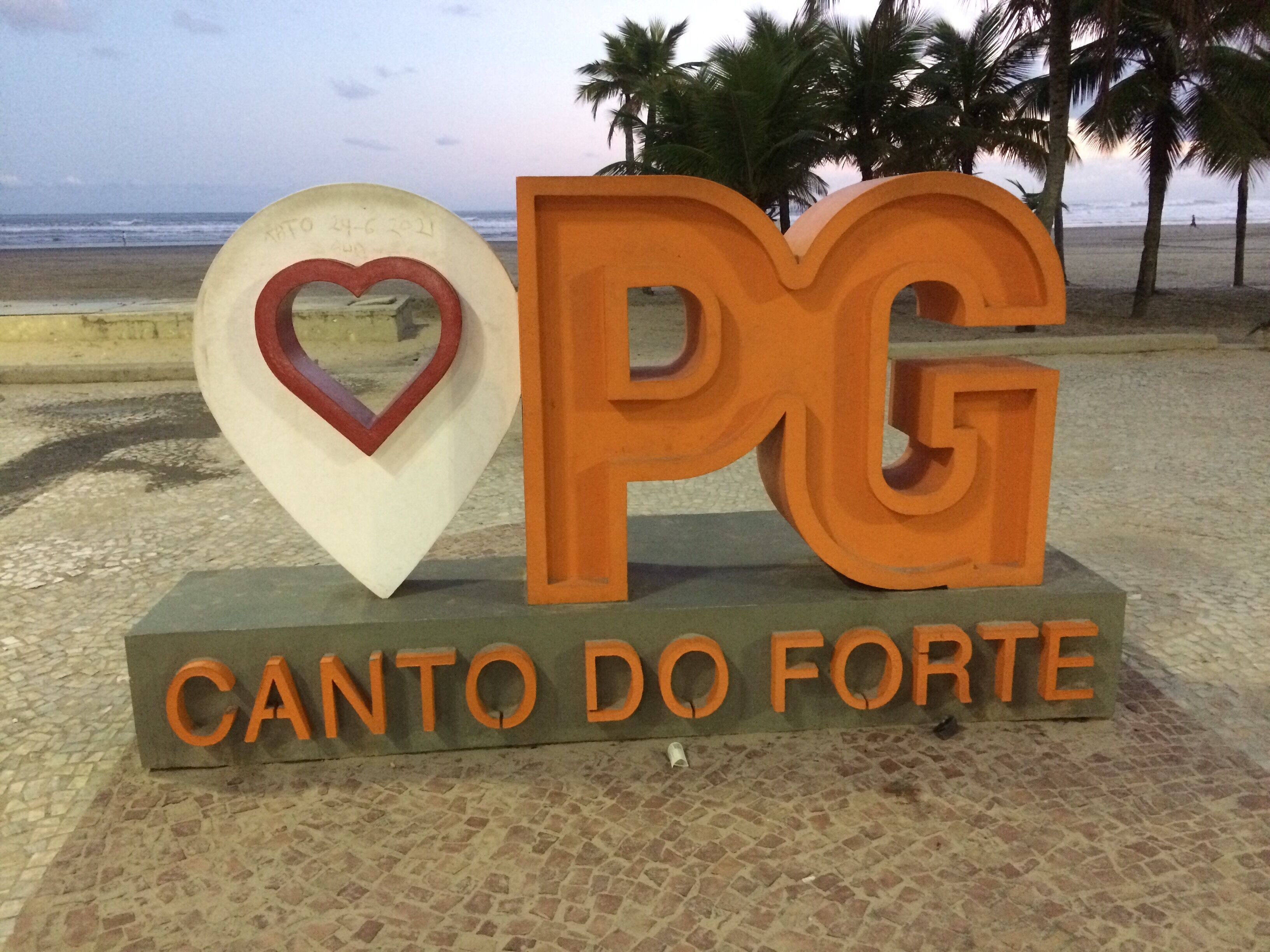 Praia Grande- Corner of the fort- Building facing the sea- foot in the sand! 