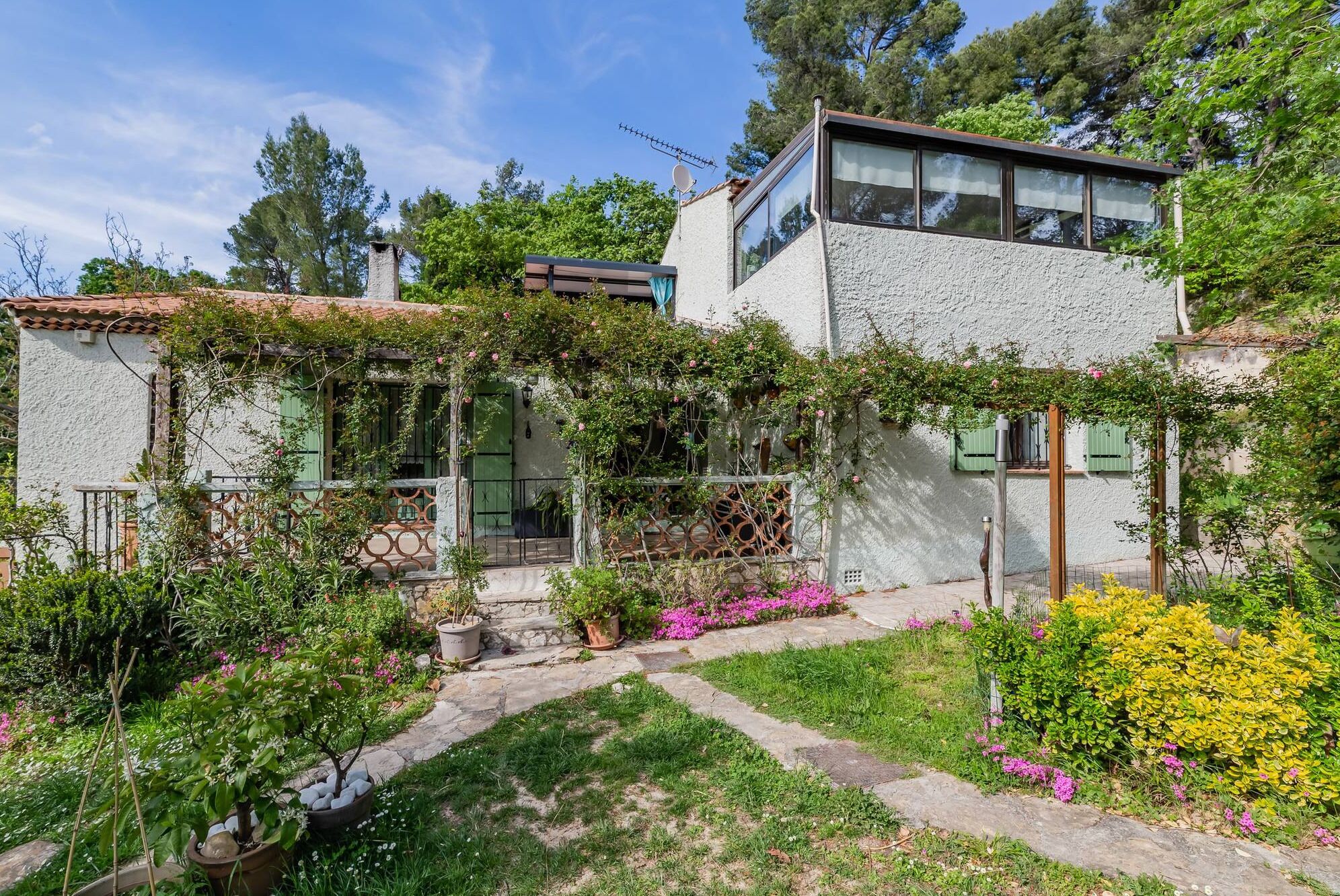 Apartment in the owners' villa, swimming pool, fenced parking.