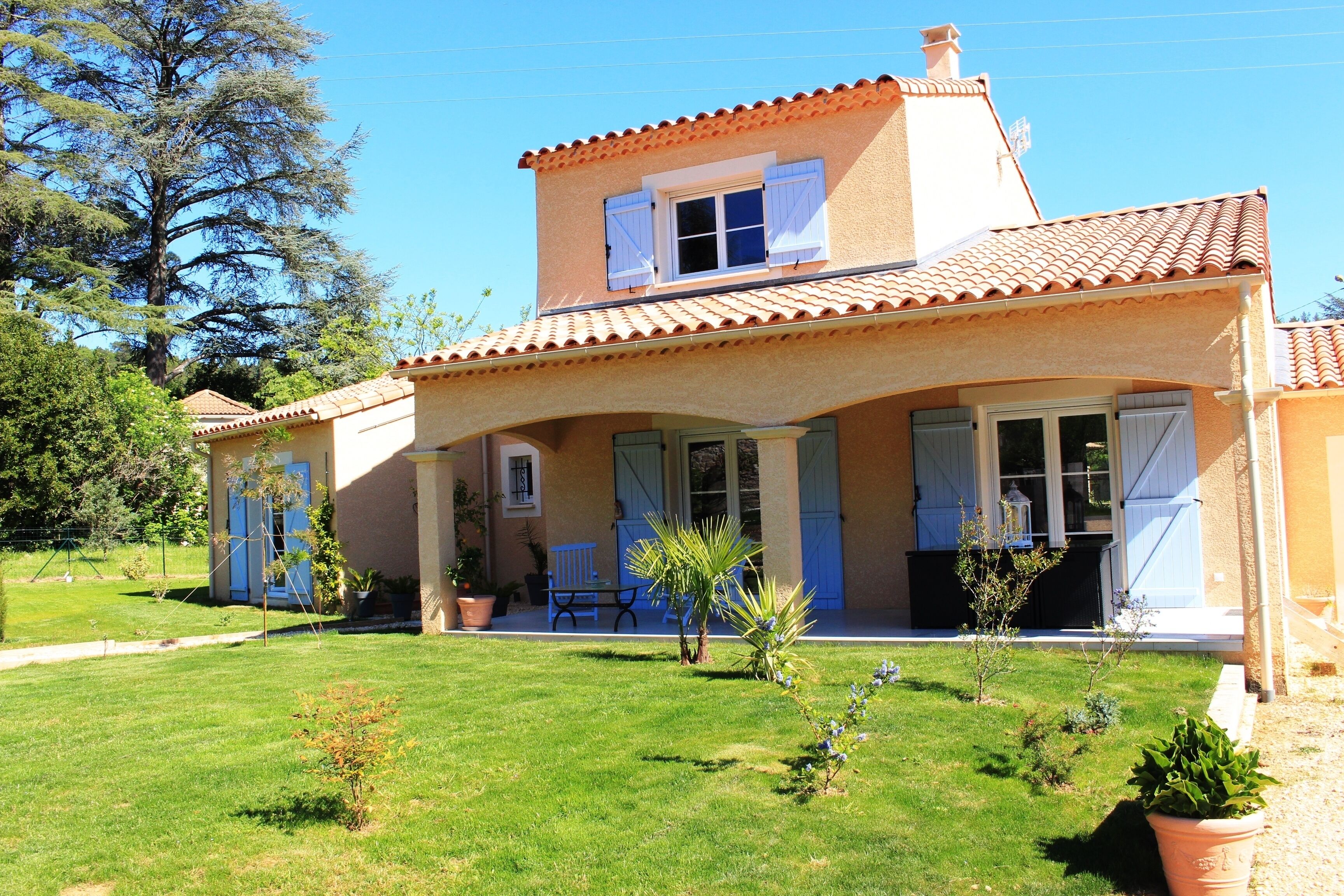 Independent GITE on the 1st floor with terrace and private access.