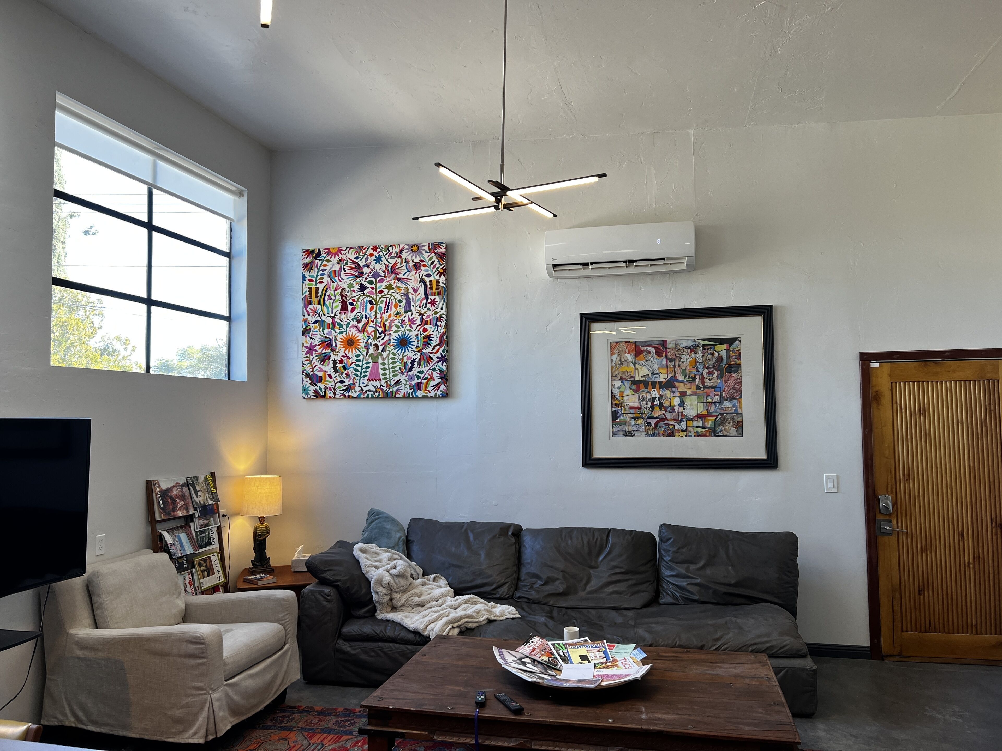 Artisan Home 12 foot ceiling Loft in Space central great location off street
