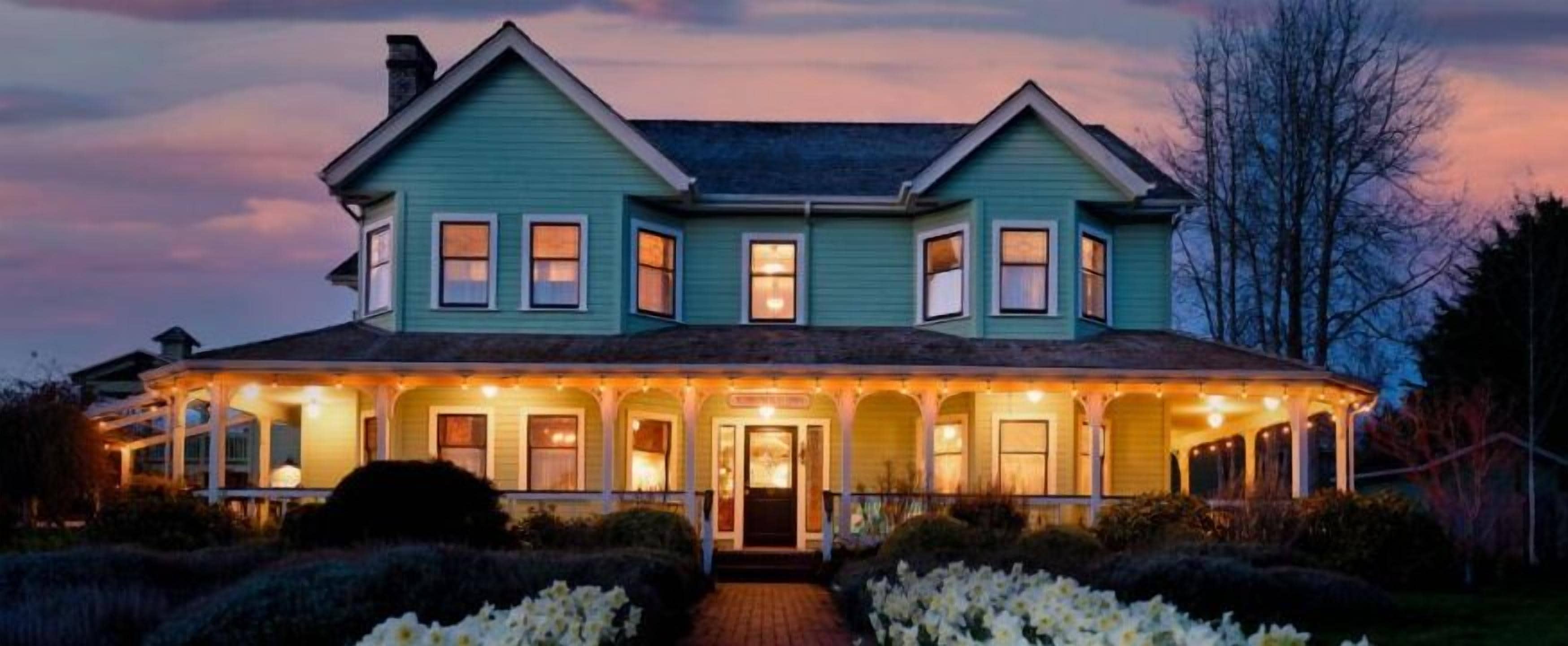 ♥️KING Sleigh Bed DEEP SoakingTub/REAL Fireplace/Breakfast/WIFI/HeartofVilliage♥