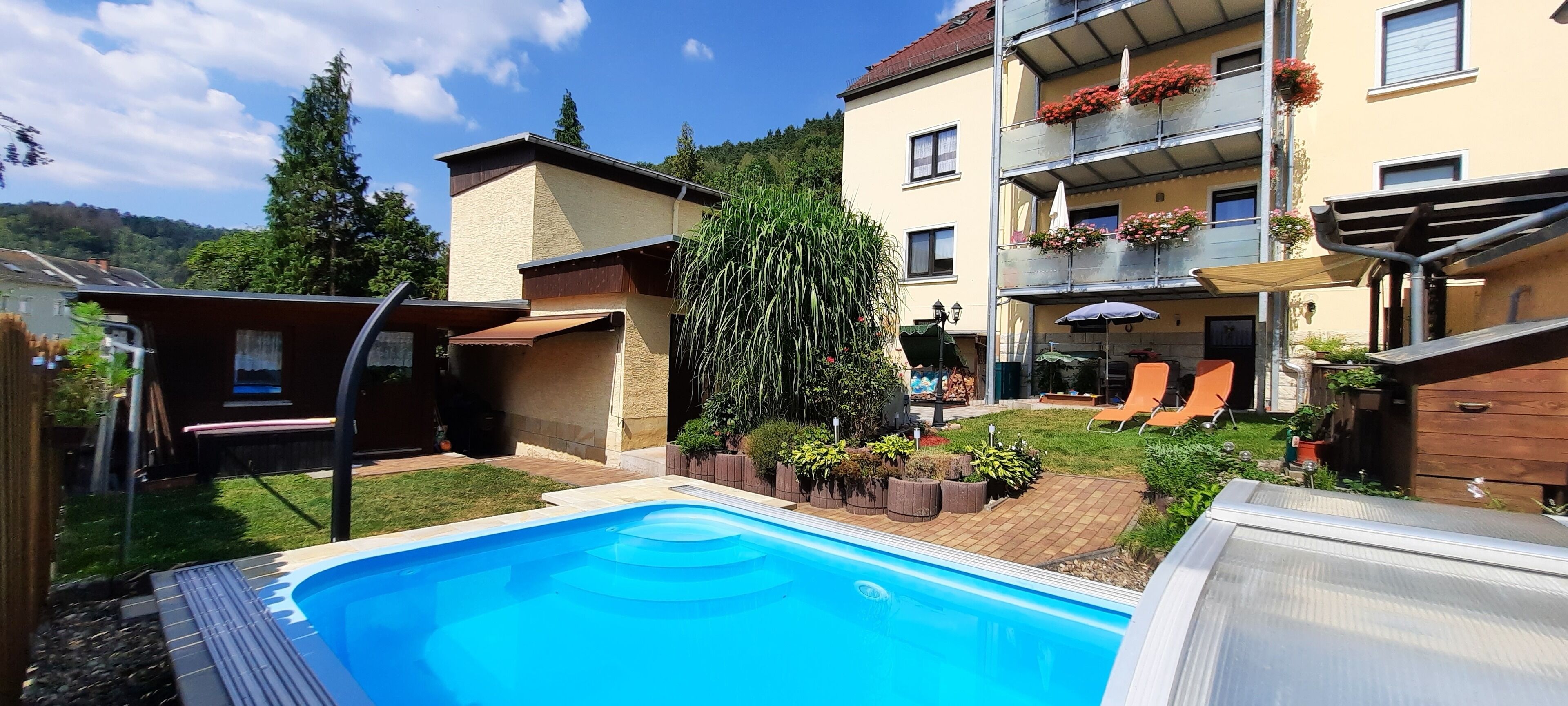 Apartment with garden and pool use