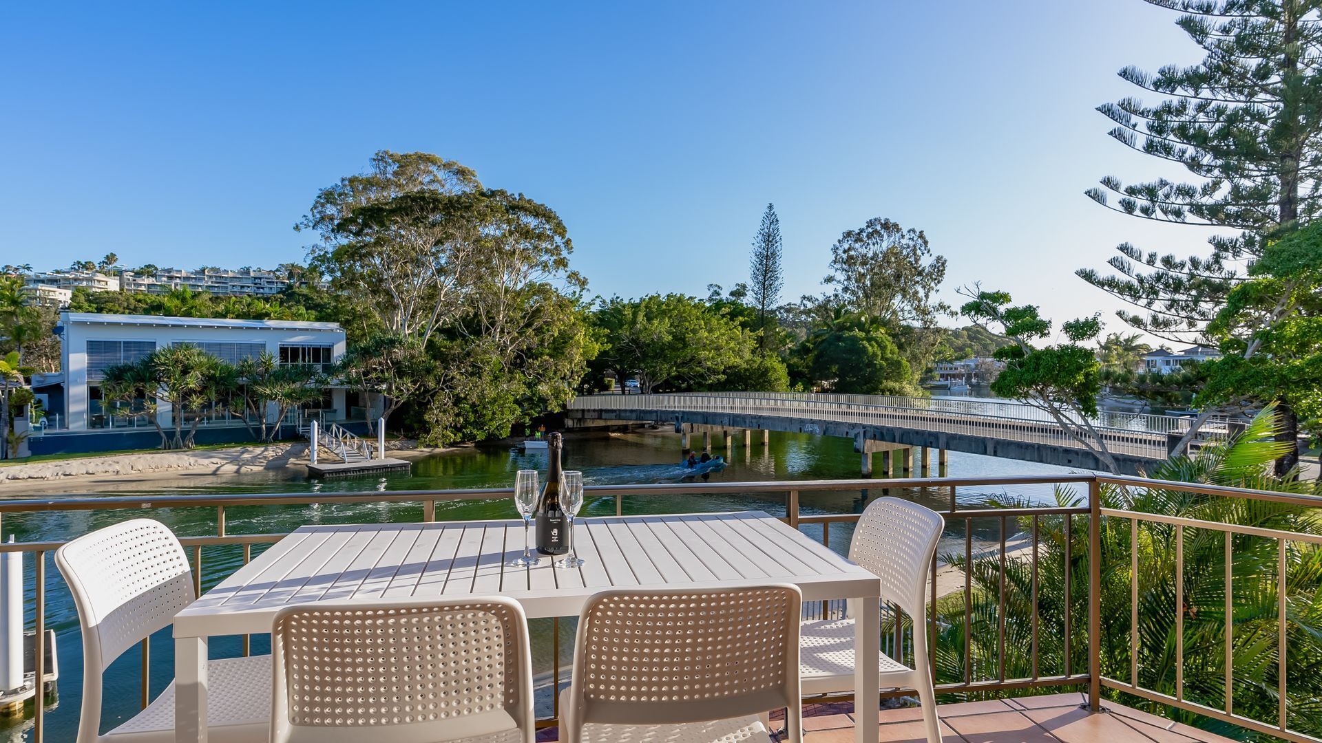 Stones throw to Hastings Street - Waterfront Noosa Sound