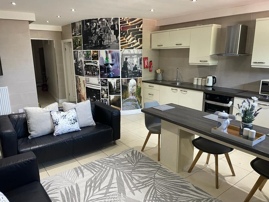 5 bed, 2.5 bath, luxury apartment - sleeps 8.