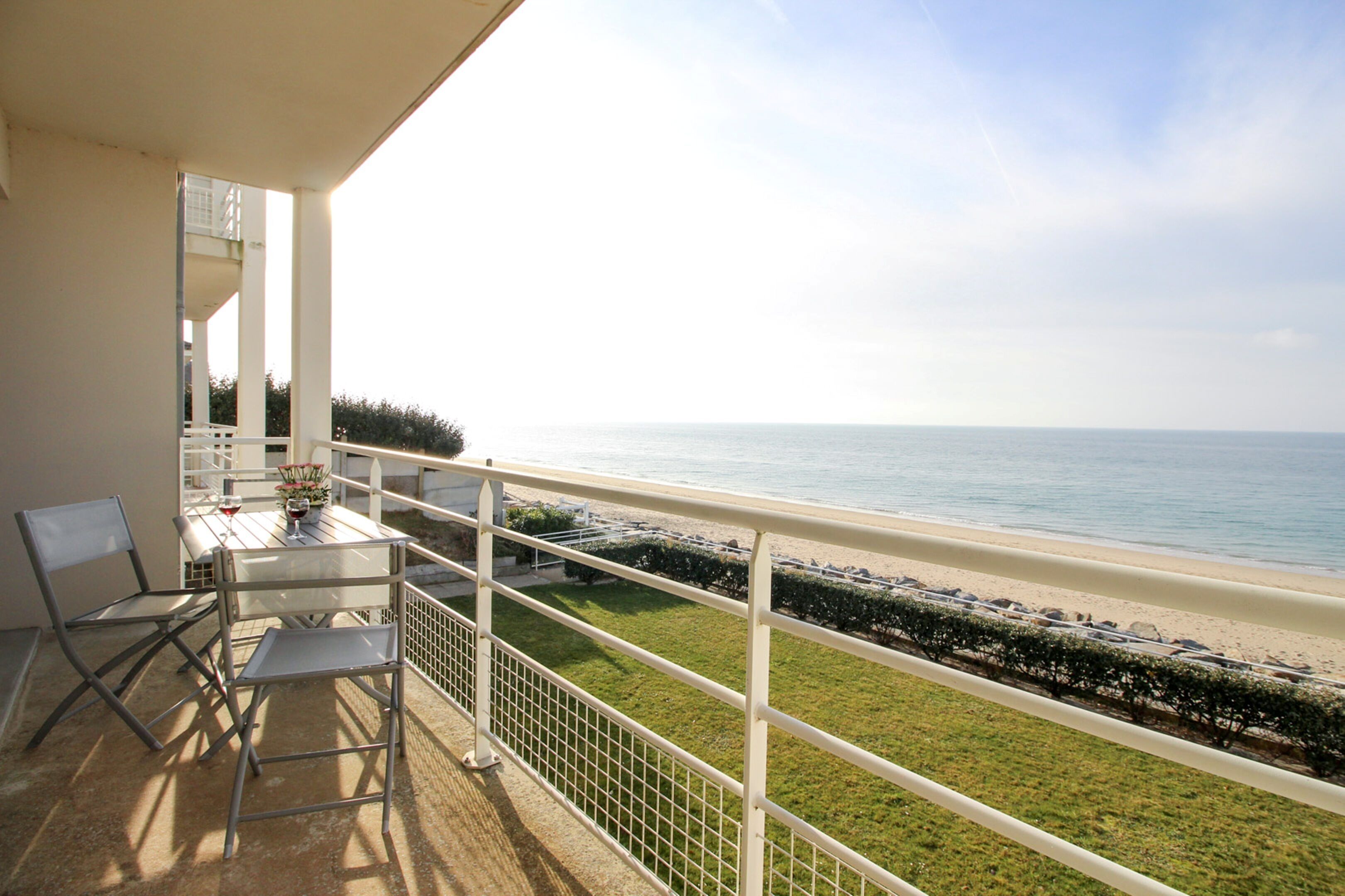 Seaside holiday flat with terrace