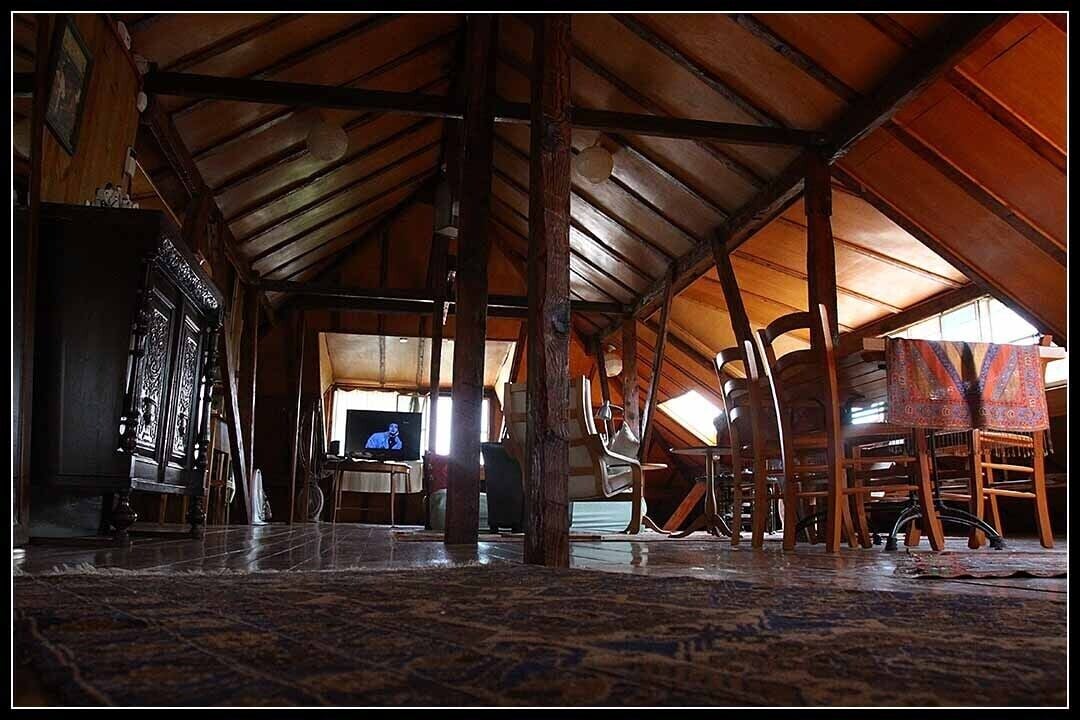 Zimmer Alreda one open space, wooden floor 120 years old QOTRAN wood columns
