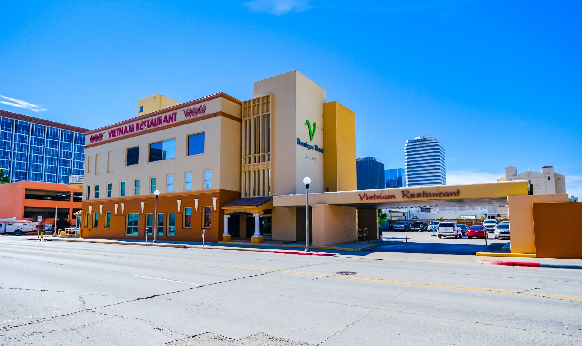 Beautiful Art Deco Suite Located Near Downtown & The Marina- Unit 1 Queen
