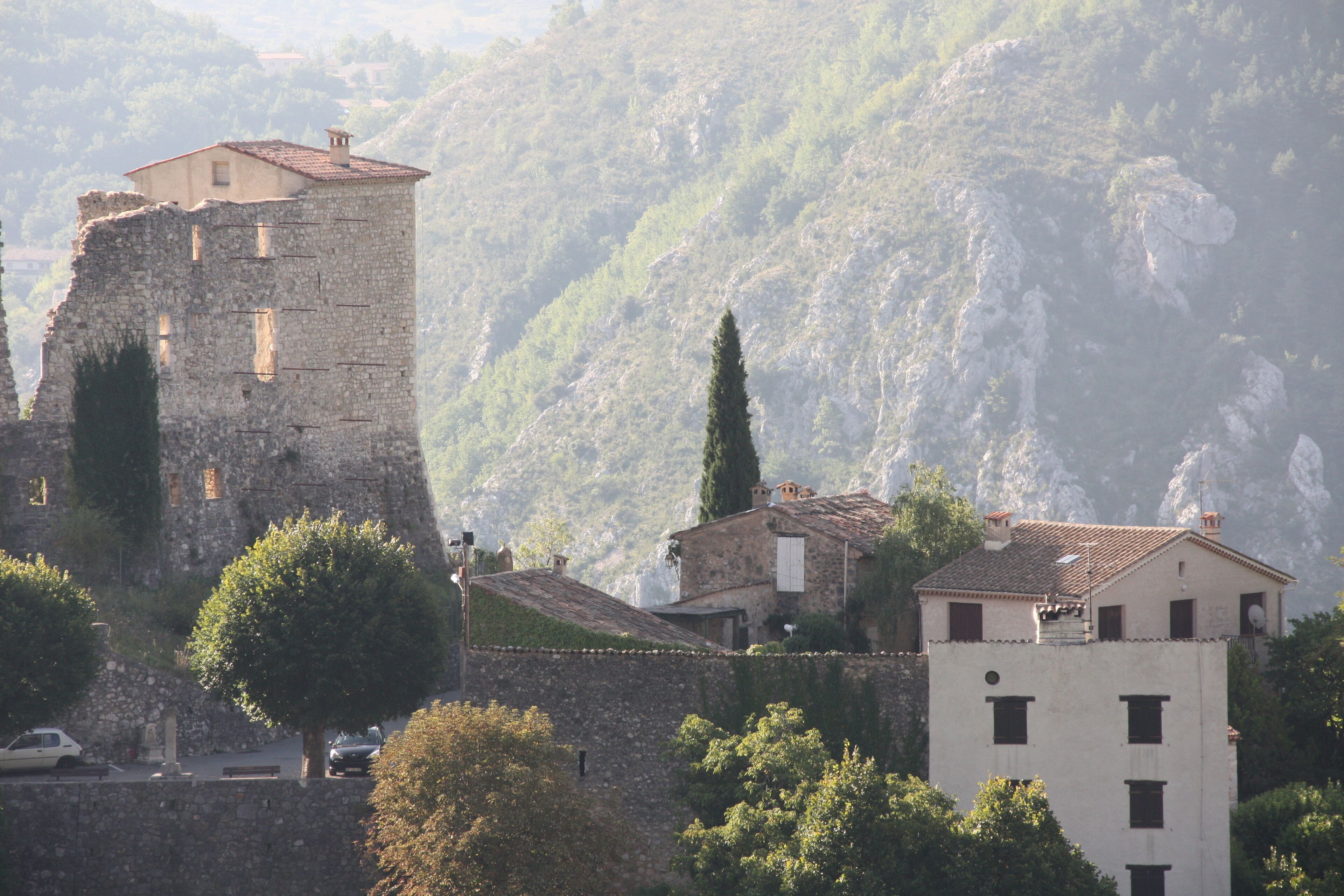 Au Pied du Château. Studio in the heart of the medieval village of Gréolières.