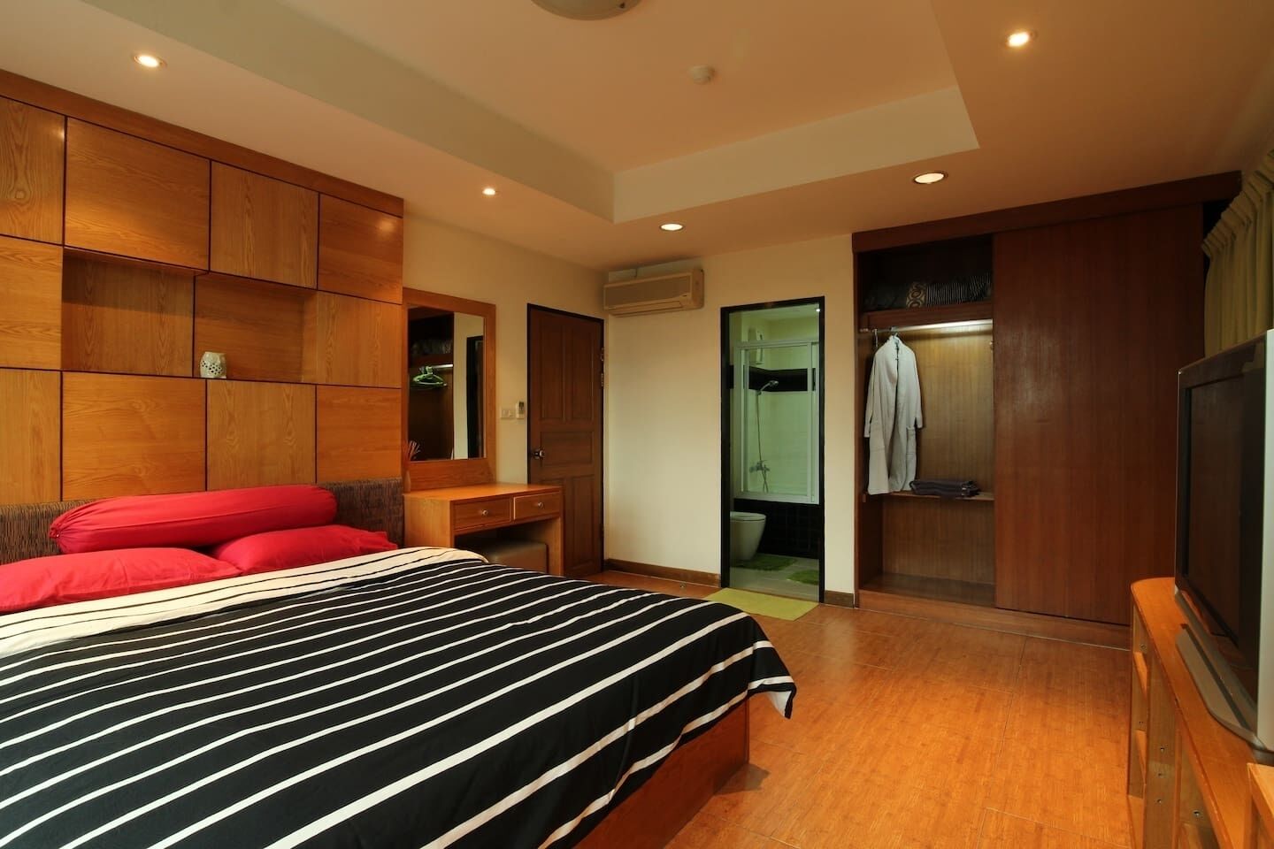 Spacious 2 BR. 140 Sqm. Central Located