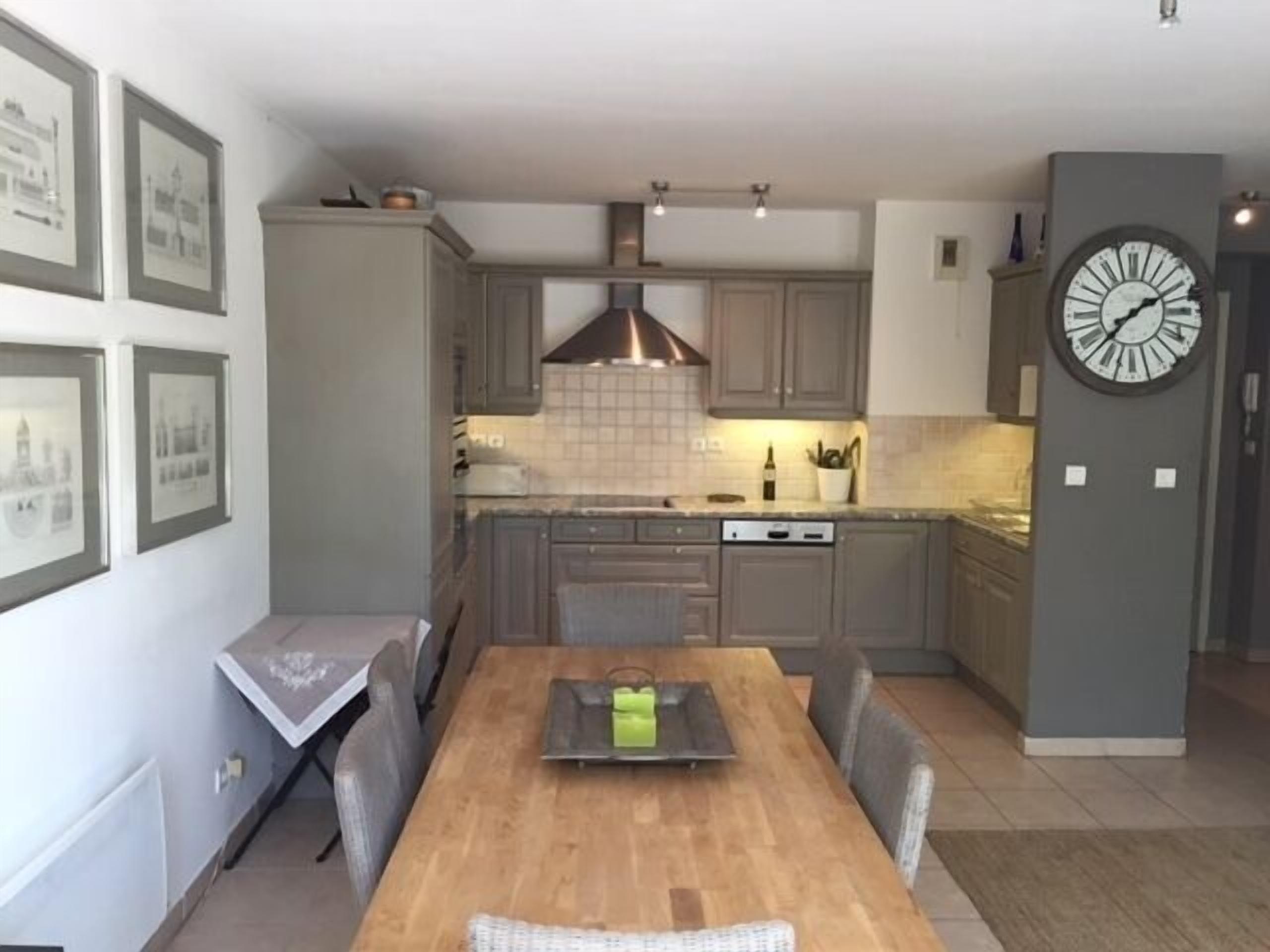 Two Bedroom Apartment with Air Conditioning, Parking and Elevator in Lourmarin