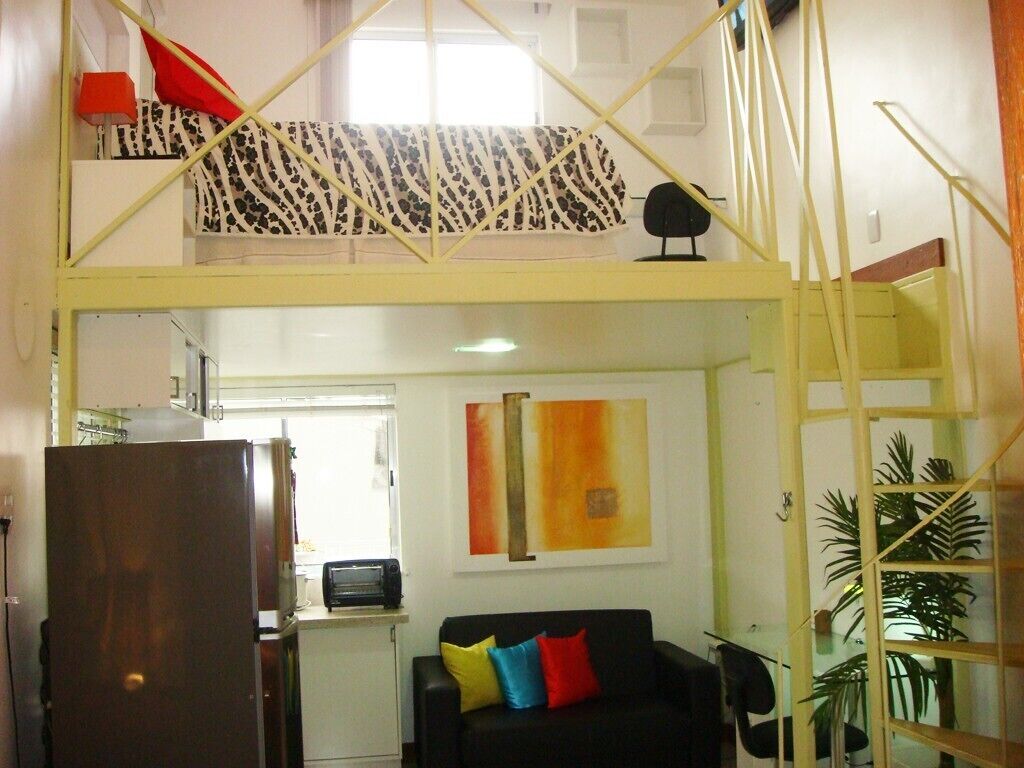 Beautiful Loft steps from Metro and VLT Cinelandia, WiFi, Air Cond, TV, etc.