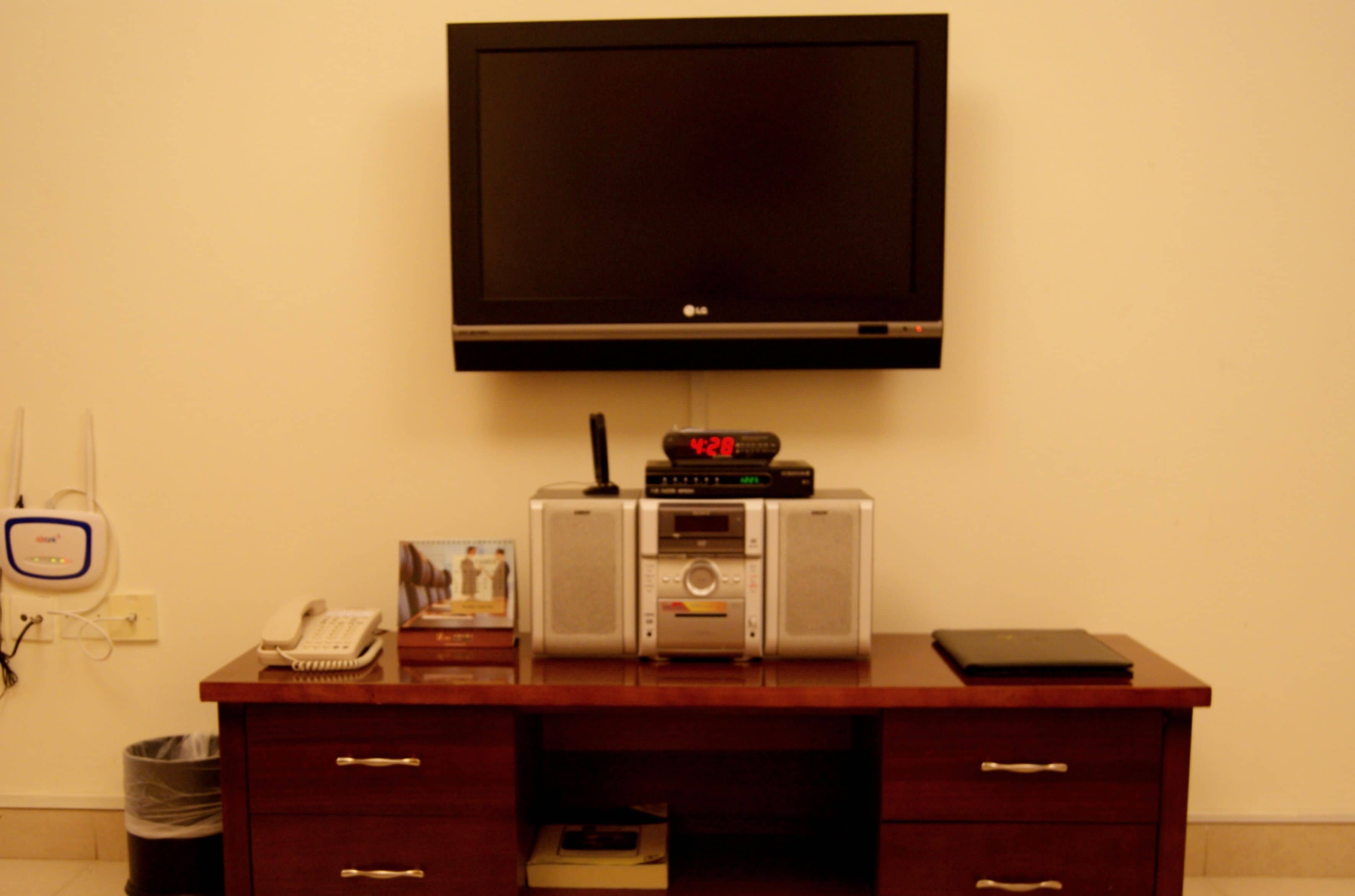 Spacious serviced 1BR Al Muhaisnah 5' to airport