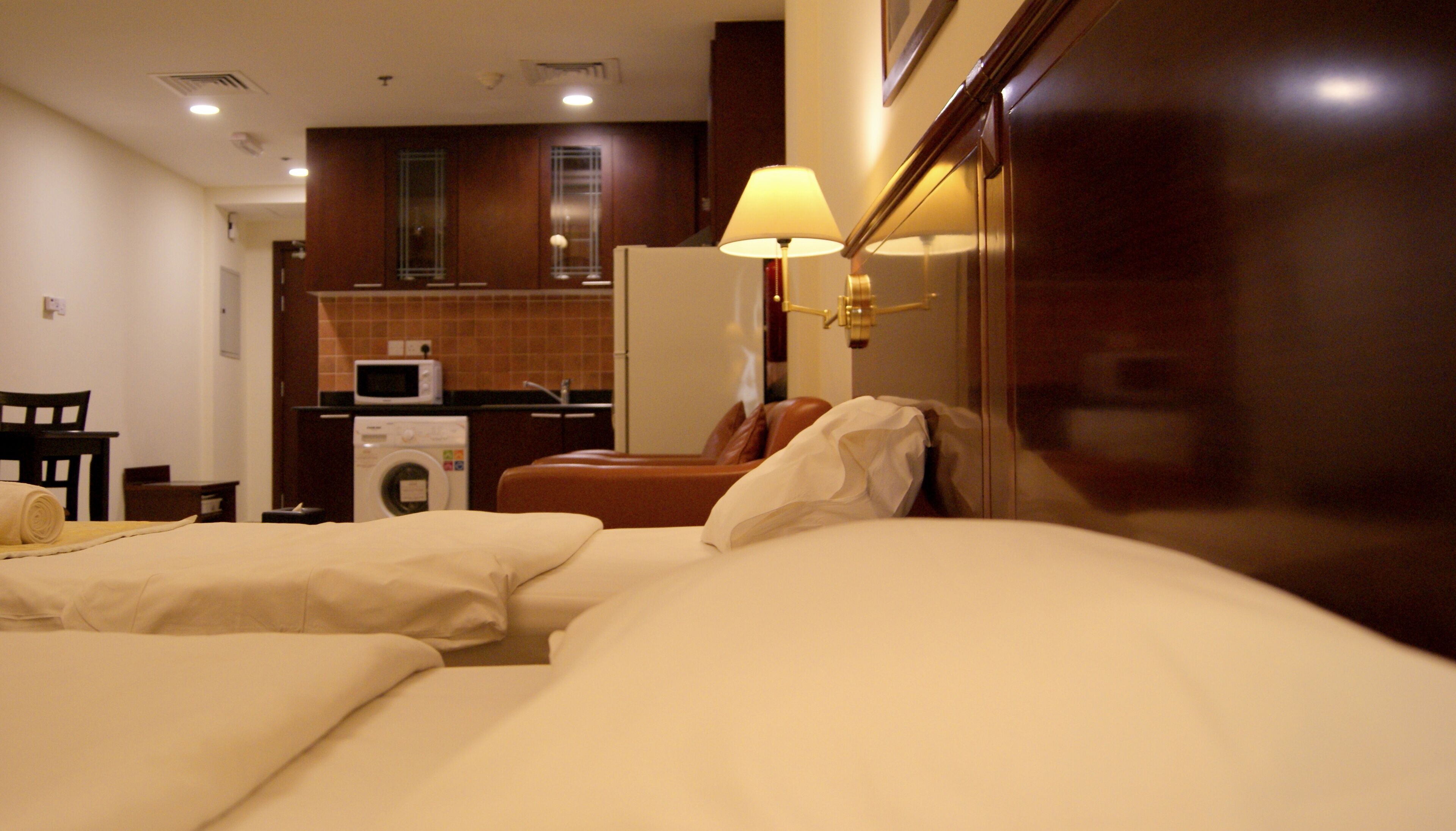 Spacious serviced Studio Al Muhaisnah 5' to airport