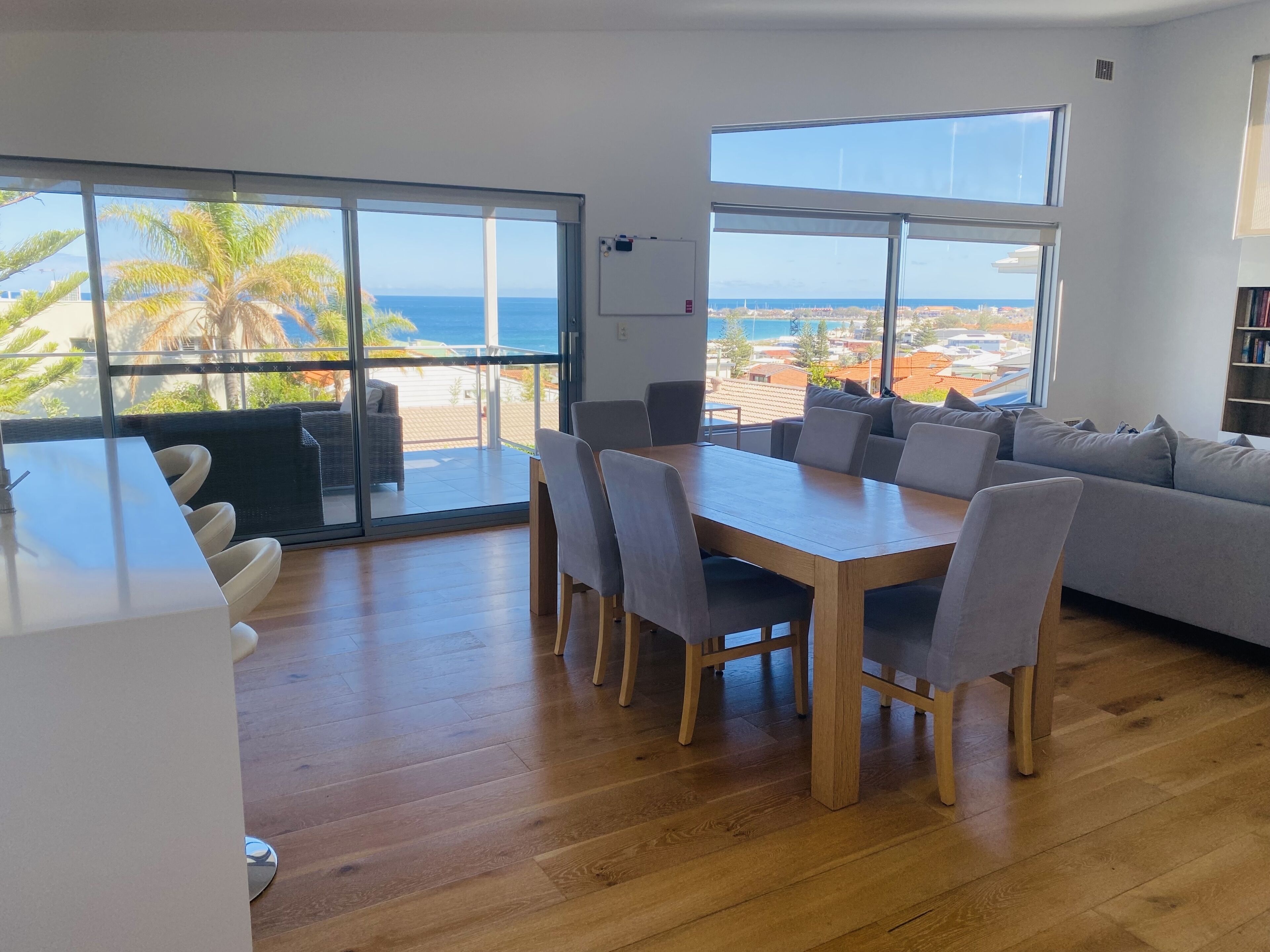 Luxury one bedroom Beach Side Retreat with Ocean Views 250m from Sorrento Beach 