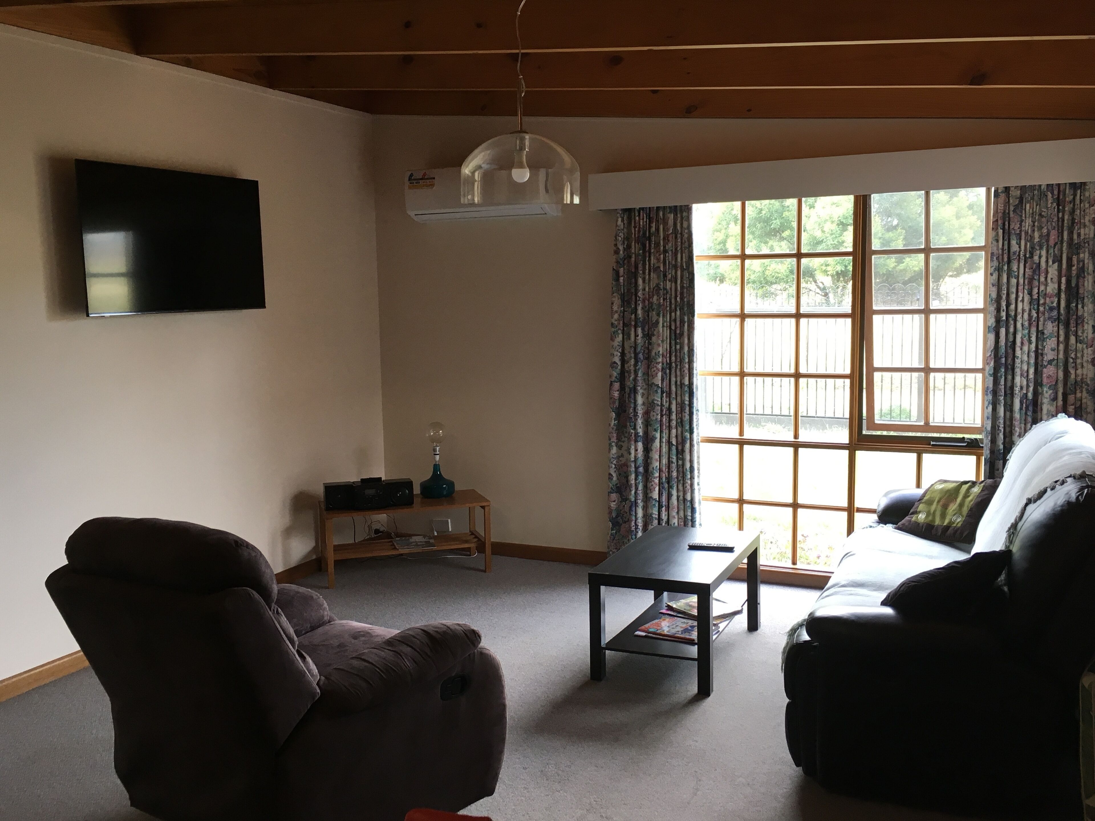 Peaceful beach retreat, close to cafe, bakery, bistro, shop & only 30 min Hobart