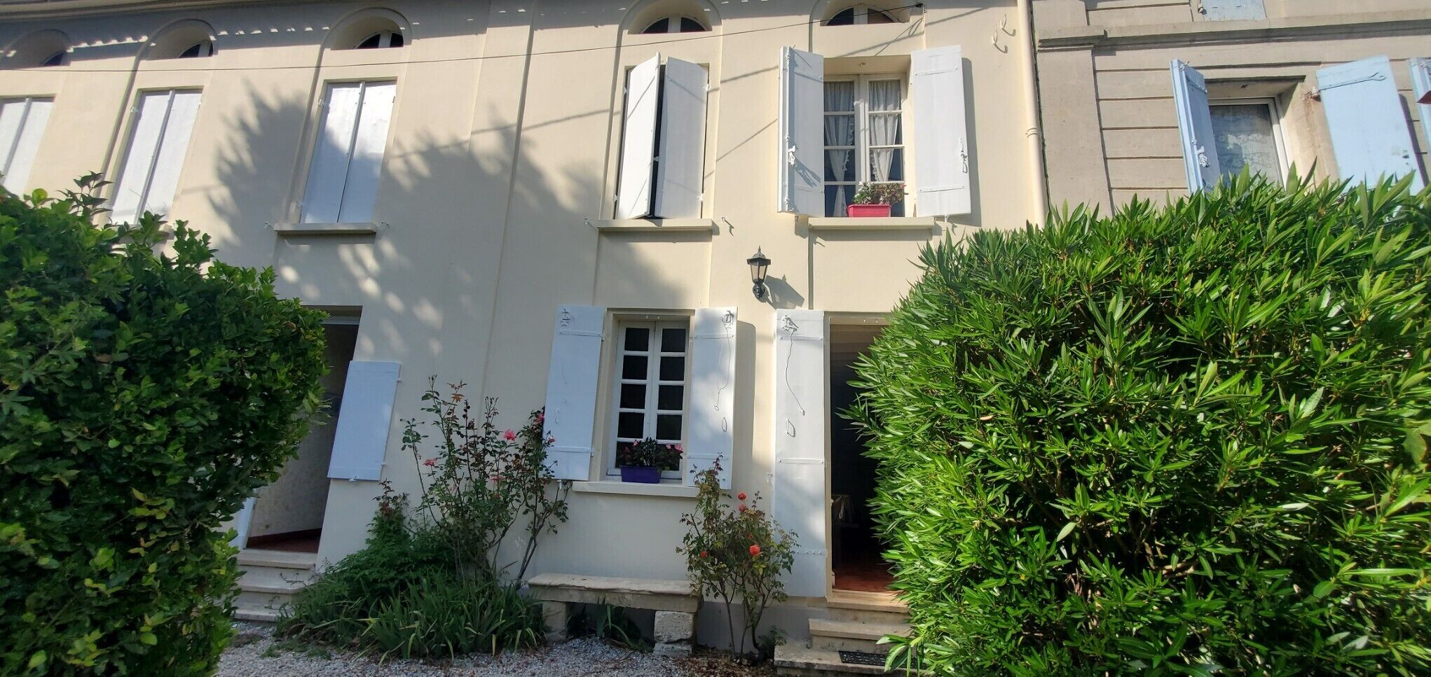 Gironde style house bordering the river