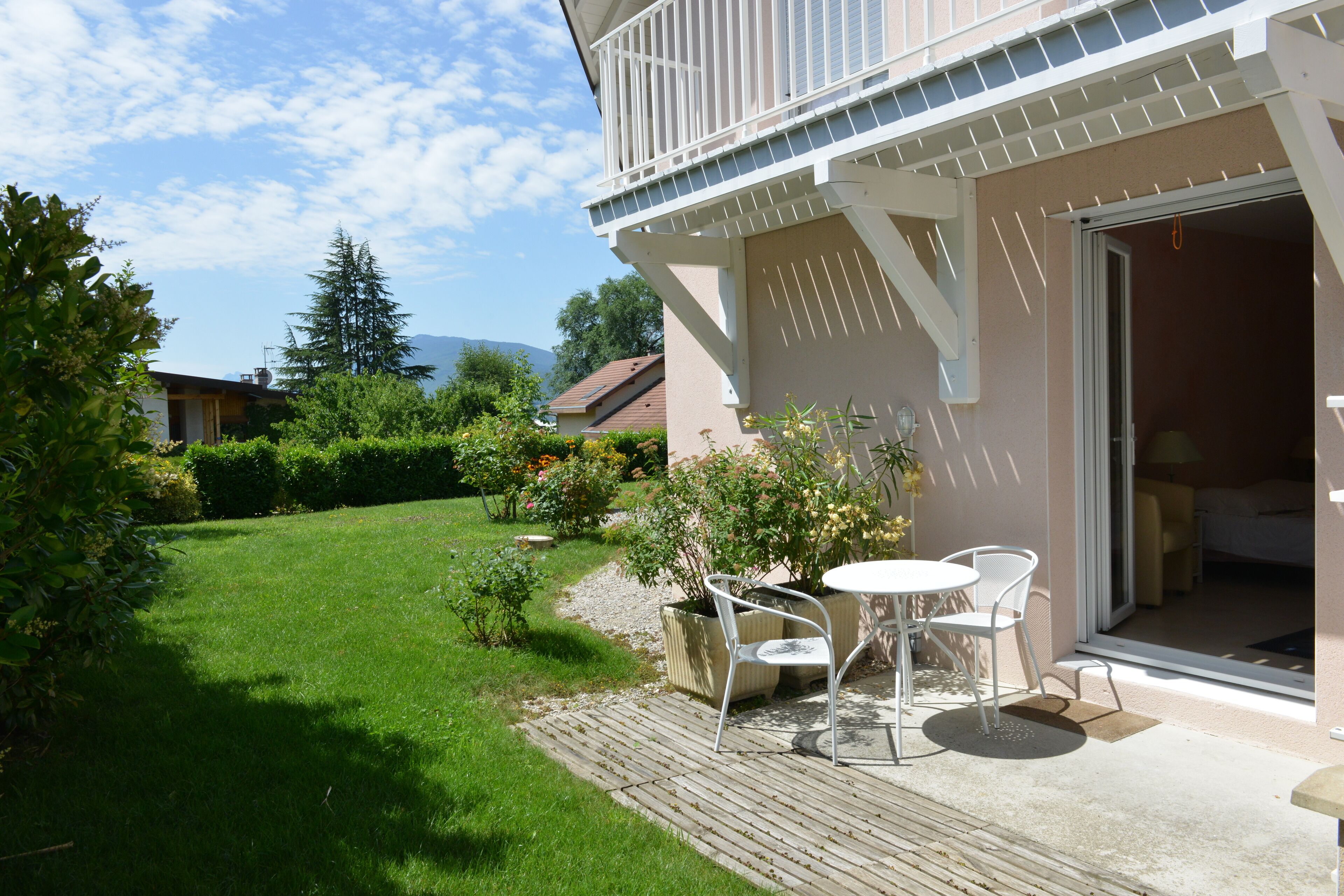 Charming furnished studio 2, 5 km from Annecy, mountain view near lake