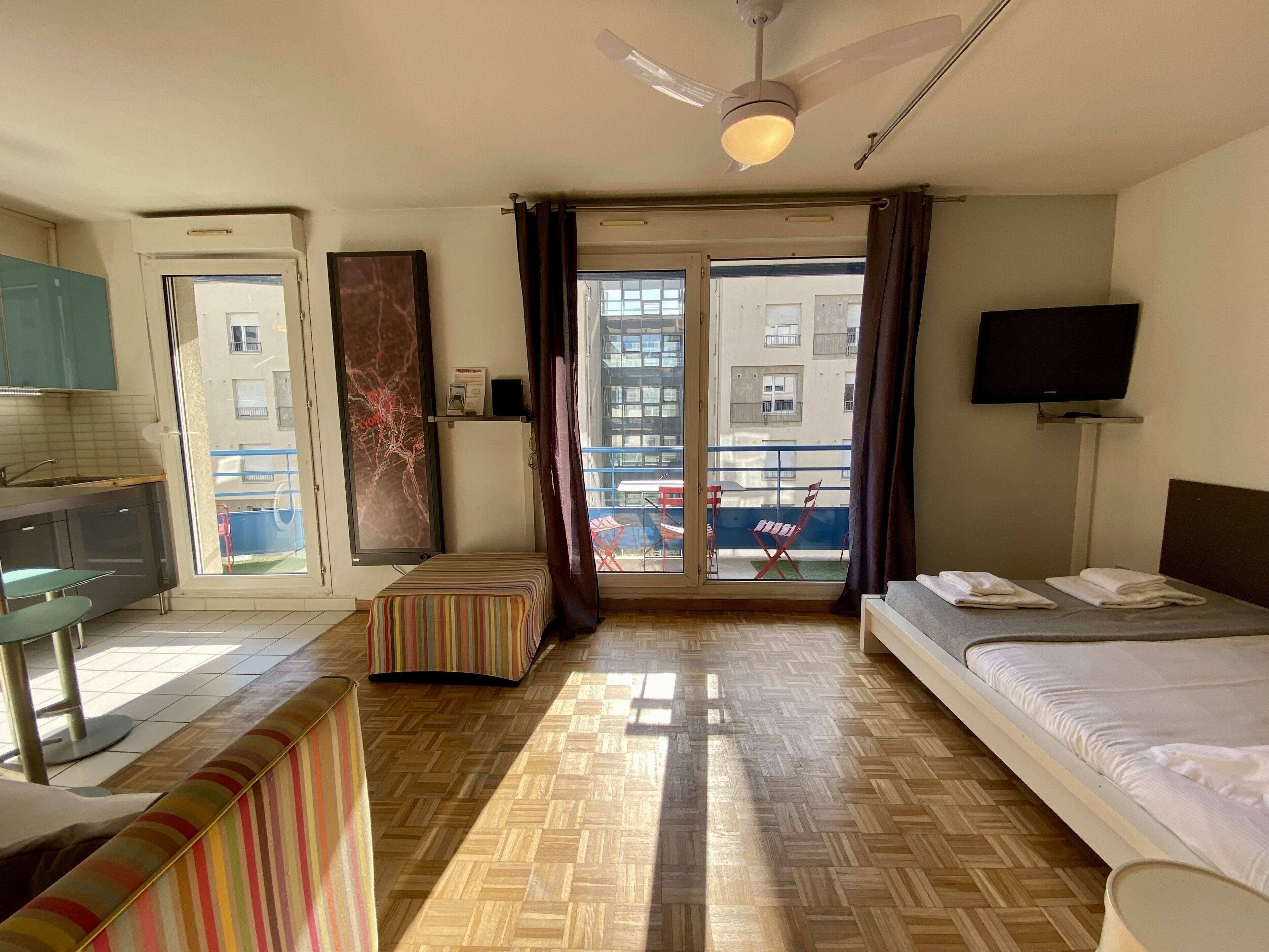 LA HALLE - with balcony and parking